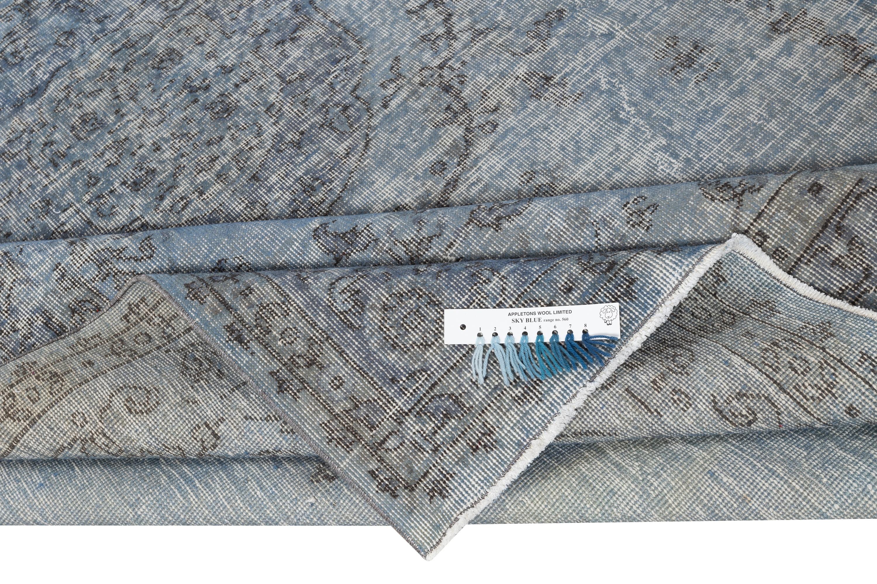 Moderno Tappeto vintage in lana turca sovratinto in blu per ambienti moderni in vendita