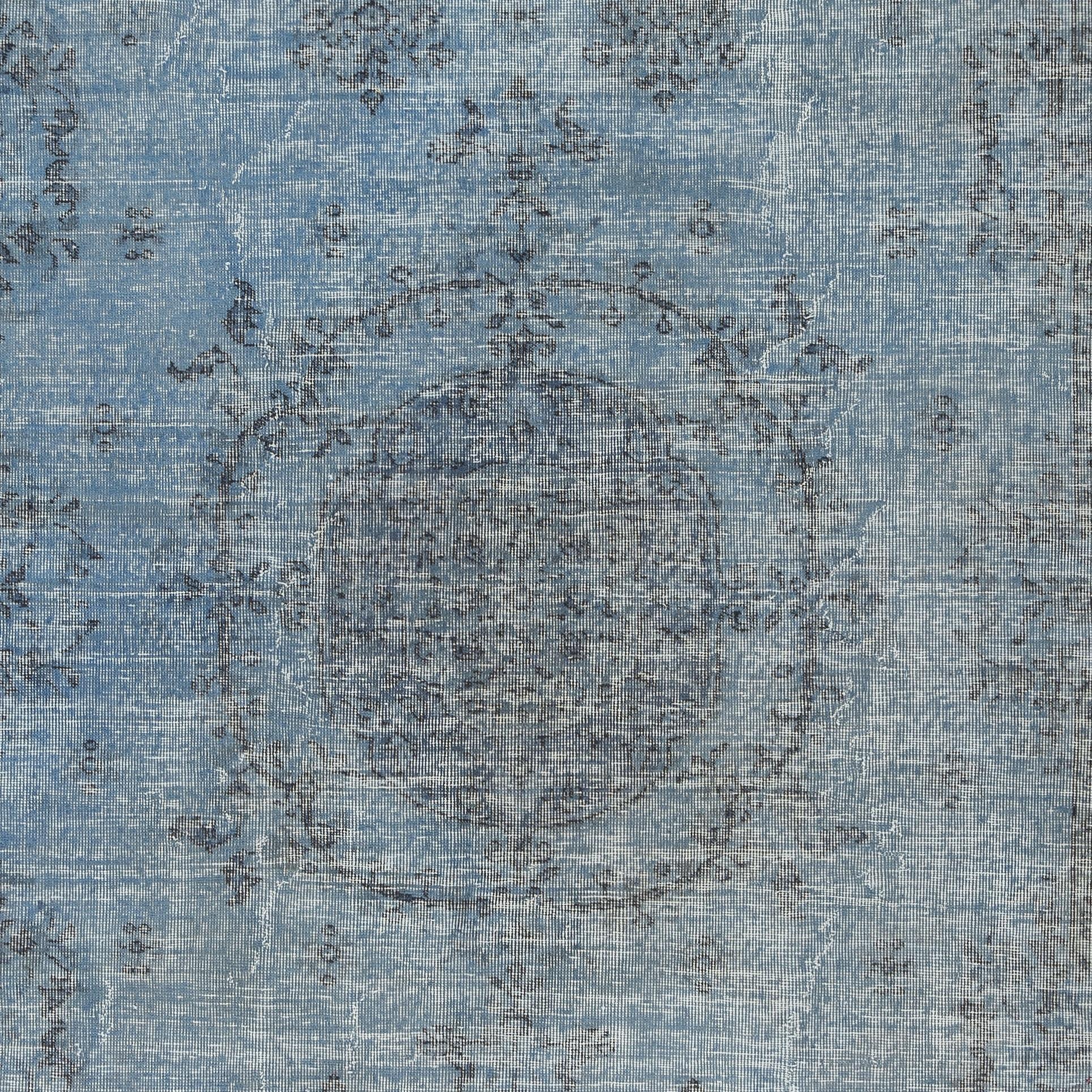 Turco Tappeto vintage in lana turca sovratinto in blu per ambienti moderni in vendita