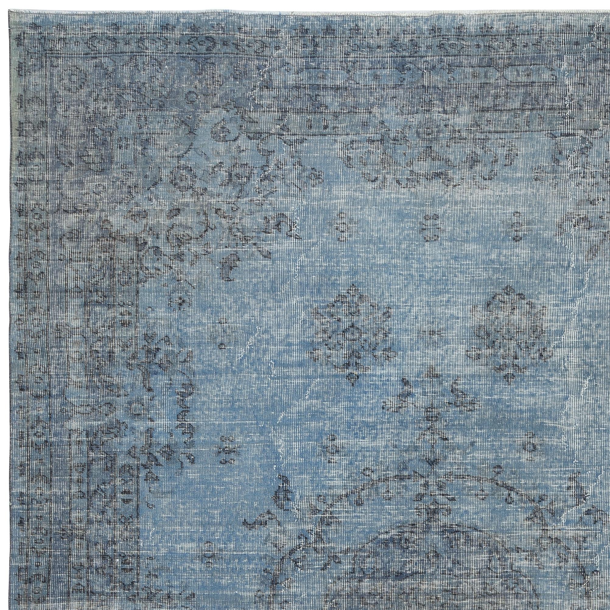 Annodato a mano Tappeto vintage in lana turca sovratinto in blu per ambienti moderni in vendita