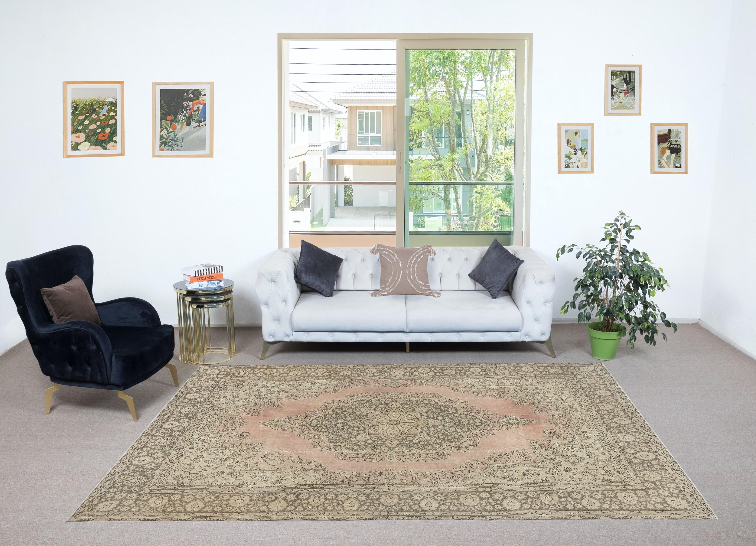 Infondi nella tua casa la bellezza senza tempo di questo tradizionale tappeto turco vintage fatto a mano, un capolavoro annodato a mano e realizzato con una lussuosa miscela di lana e cotone. Tessuto da abili artigiani con tecniche secolari, questo
