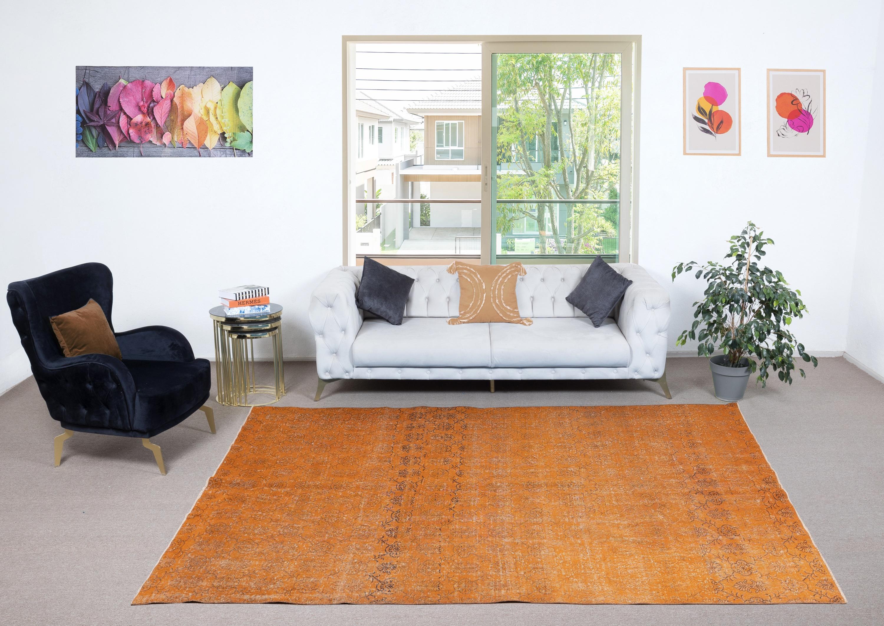 Nuestras alfombras teñidas son alfombras turcas vintage anudadas a mano, cuidadosamente restauradas y reimaginadas en nuestro taller para adaptarse a una amplia gama de estilos de interiorismo, desde el moderno y minimalista hasta el costero,