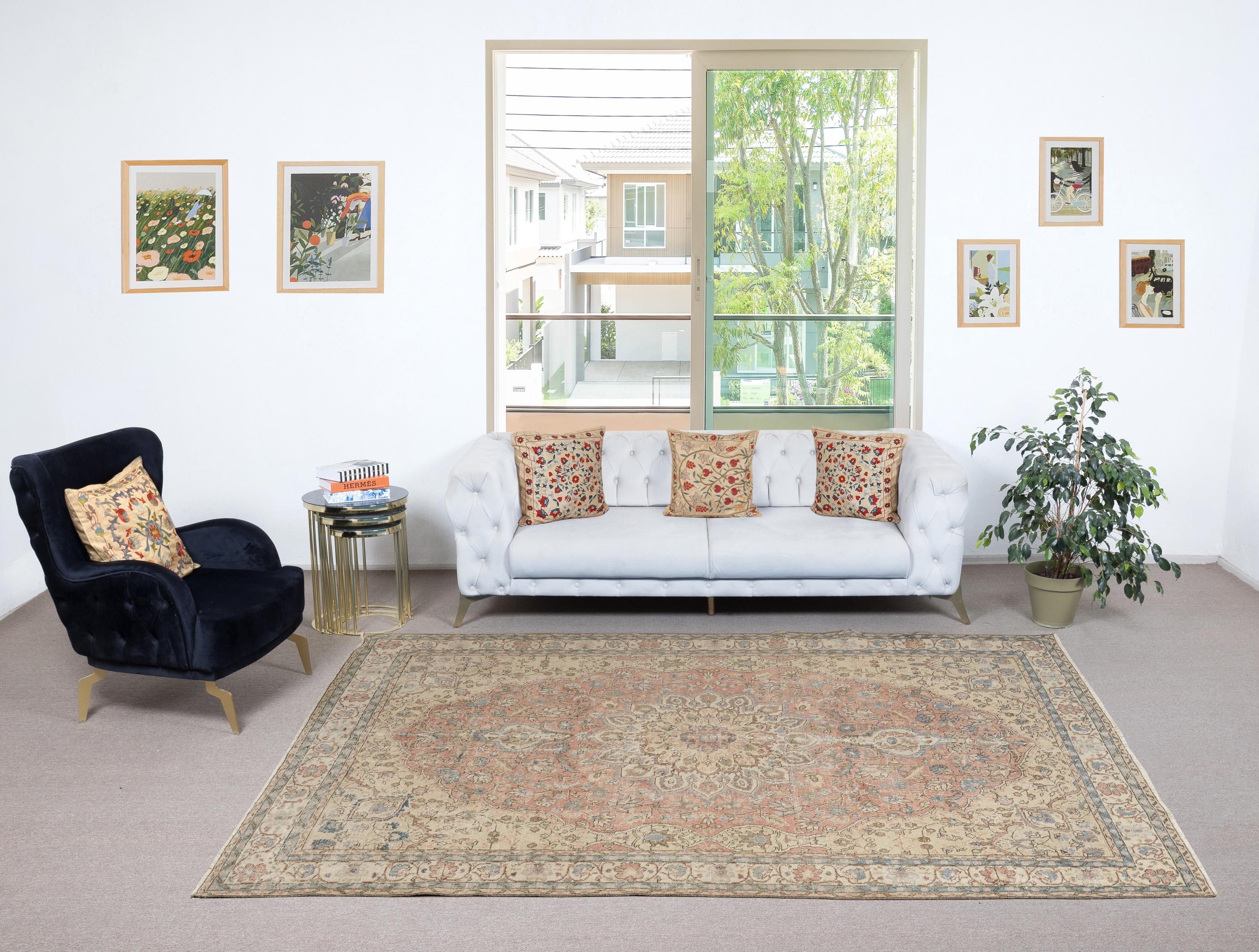 Infusez dans votre intérieur la beauté intemporelle de ce tapis turc vintage traditionnel, un chef-d'œuvre noué à la main et fabriqué à partir d'un luxueux mélange de laine et de coton. Tissé par des artisans qualifiés selon des techniques