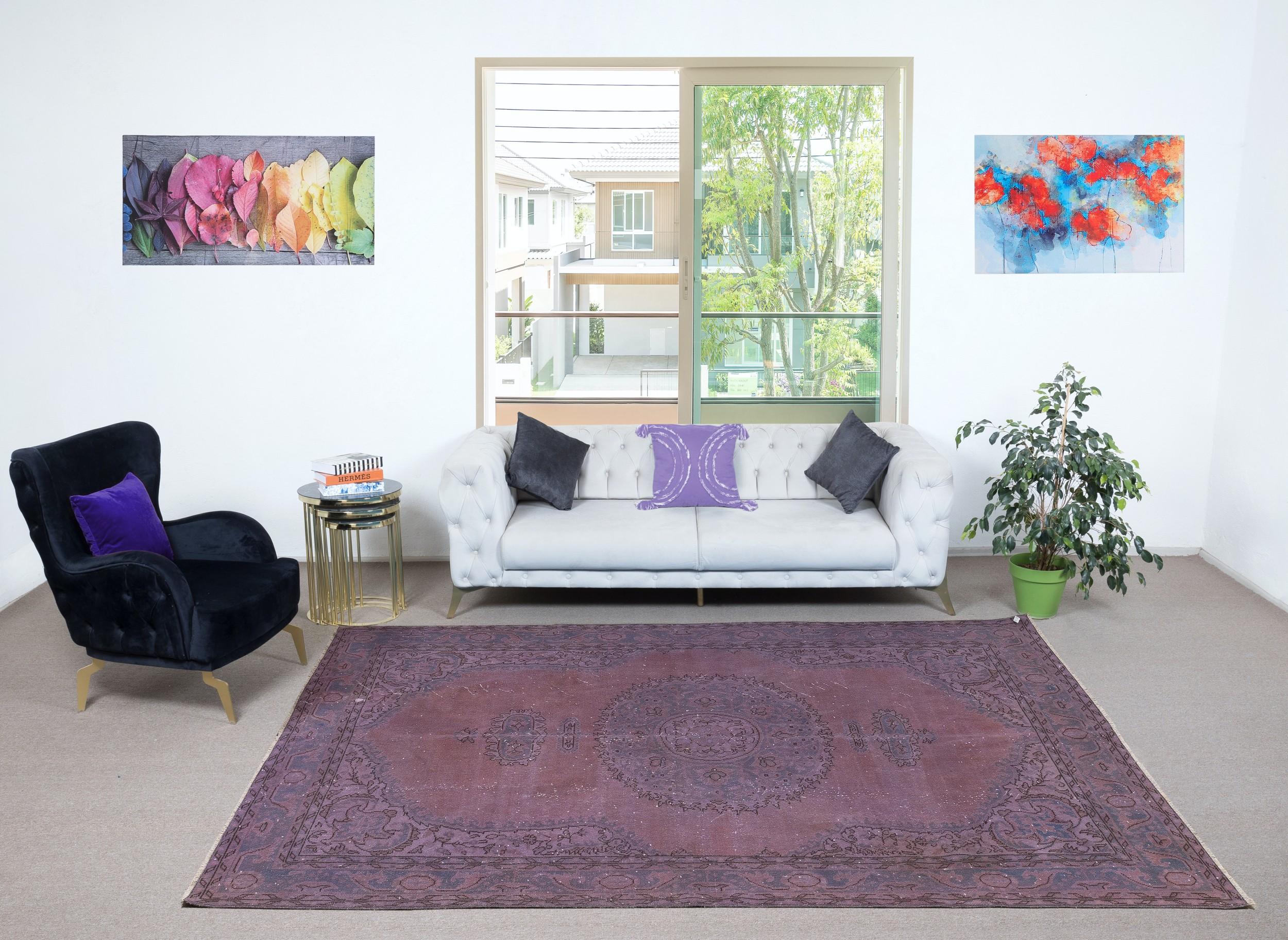 Nos tapis surteints sont tous des pièces vintage nouées à la main qui sont recréées dans notre atelier pour répondre à un plus large éventail de choix de décoration intérieure, du moderne au côtier, de l'industriel au rustique/cottage. Ces tapis