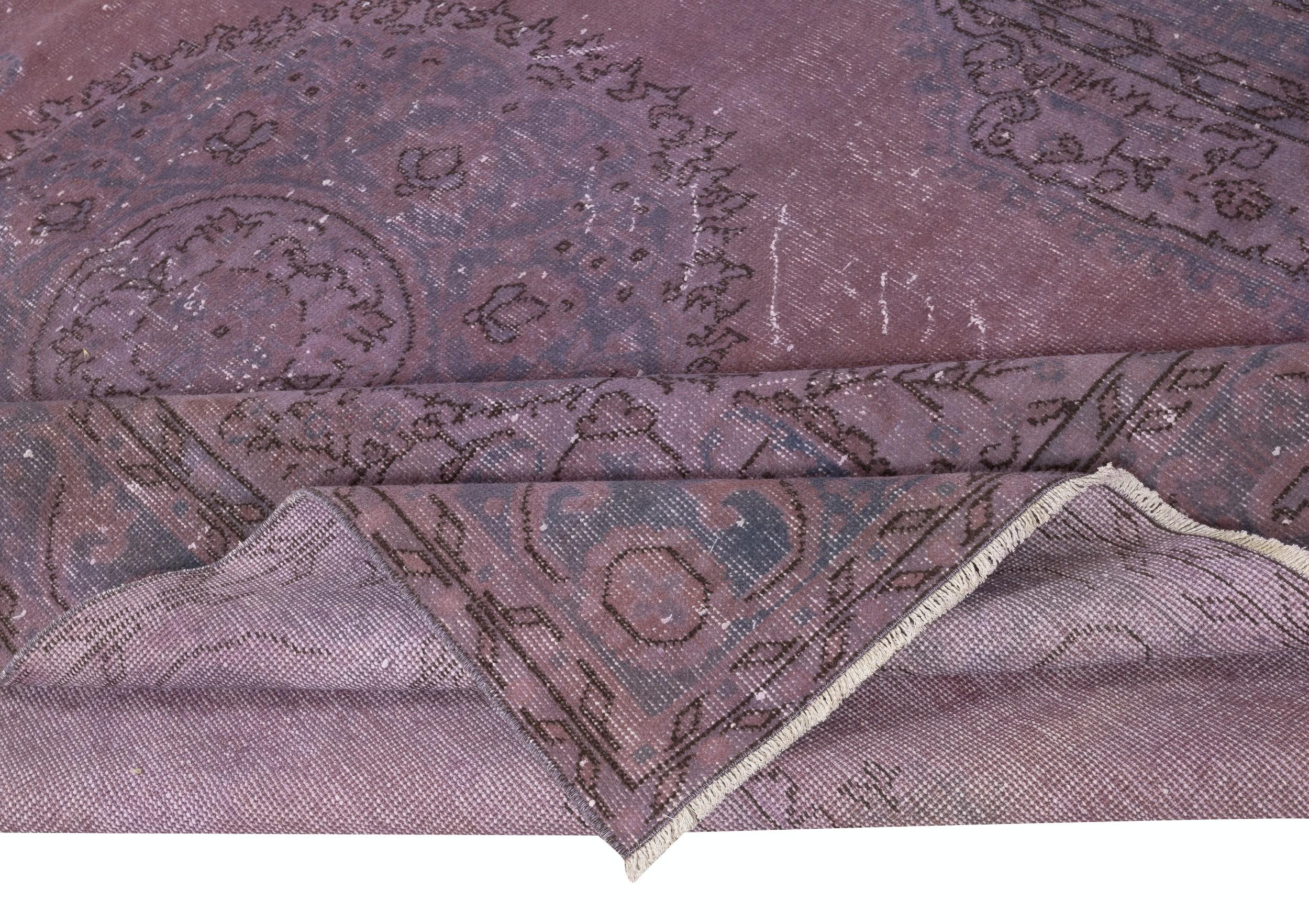 Moderne 6.8x10.4 Ft Modern Modern Area Rug redyed in Purple Color for modern interiors en vente