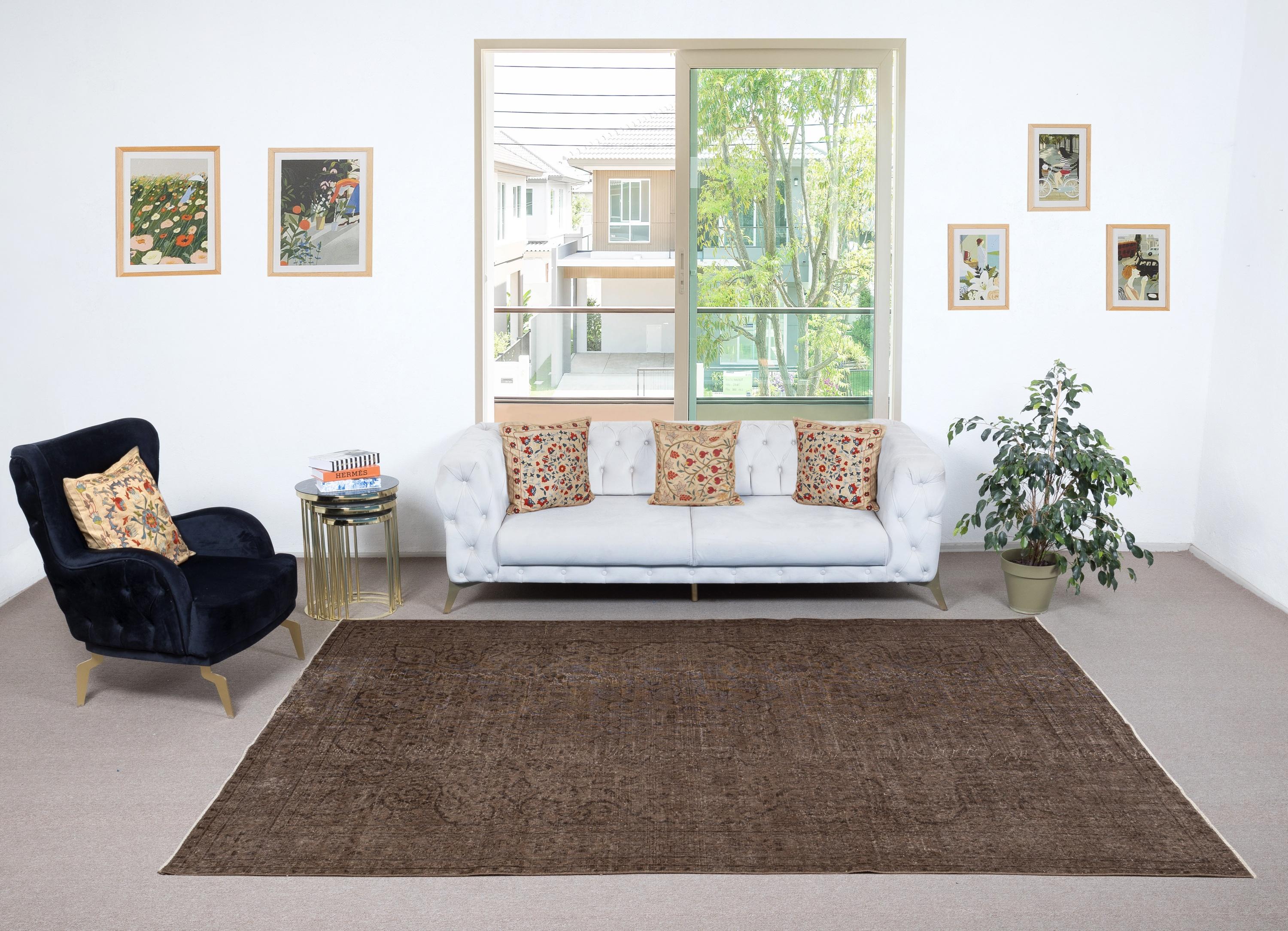 Unsere gefärbten Teppiche sind allesamt handgeknüpfte türkische Vintage-Teppiche, die in unserer Werkstatt sorgfältig restauriert und neu gestaltet wurden, damit sie zu einer breiten Palette von Einrichtungsstilen passen - von modern und