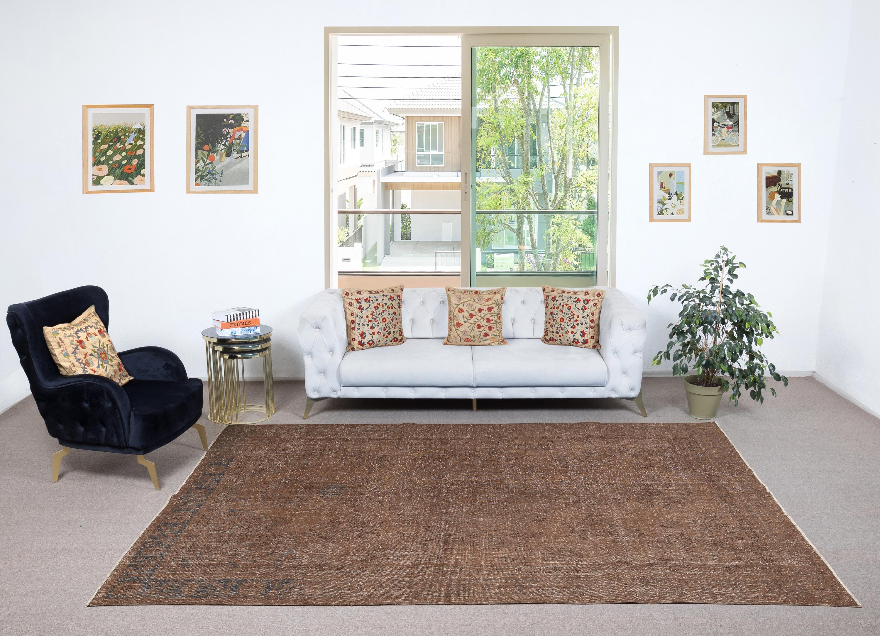 Unsere gefärbten Teppiche sind allesamt handgeknüpfte türkische Vintage-Teppiche, die in unserer Werkstatt sorgfältig restauriert und neu gestaltet wurden, damit sie zu einer breiten Palette von Einrichtungsstilen passen - von modern und