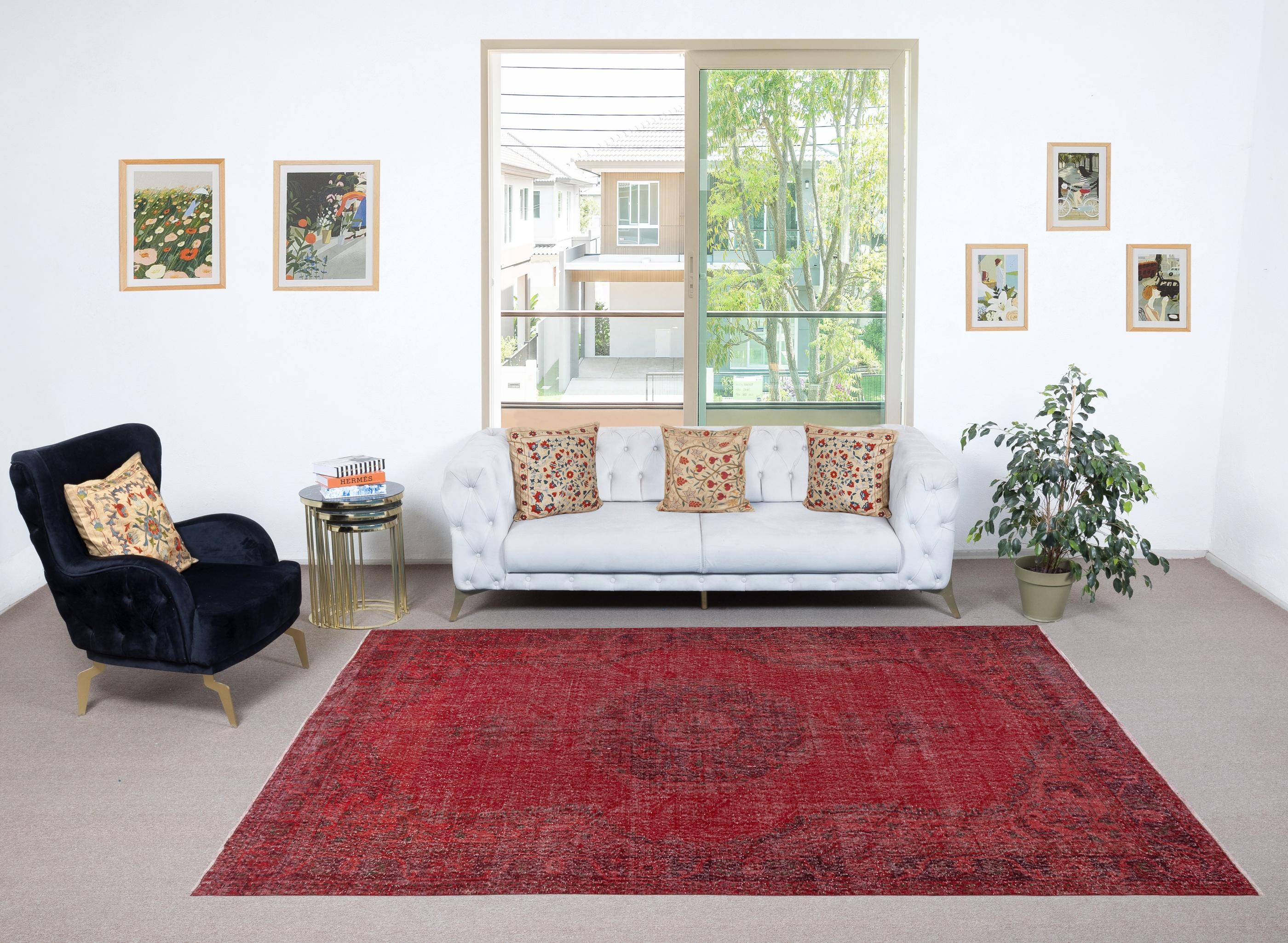 Unsere gefärbten Teppiche sind allesamt handgeknüpfte türkische Vintage-Teppiche, die in unserer Werkstatt sorgfältig restauriert und neu gestaltet wurden, damit sie zu einer breiten Palette von Einrichtungsstilen passen - von modern und