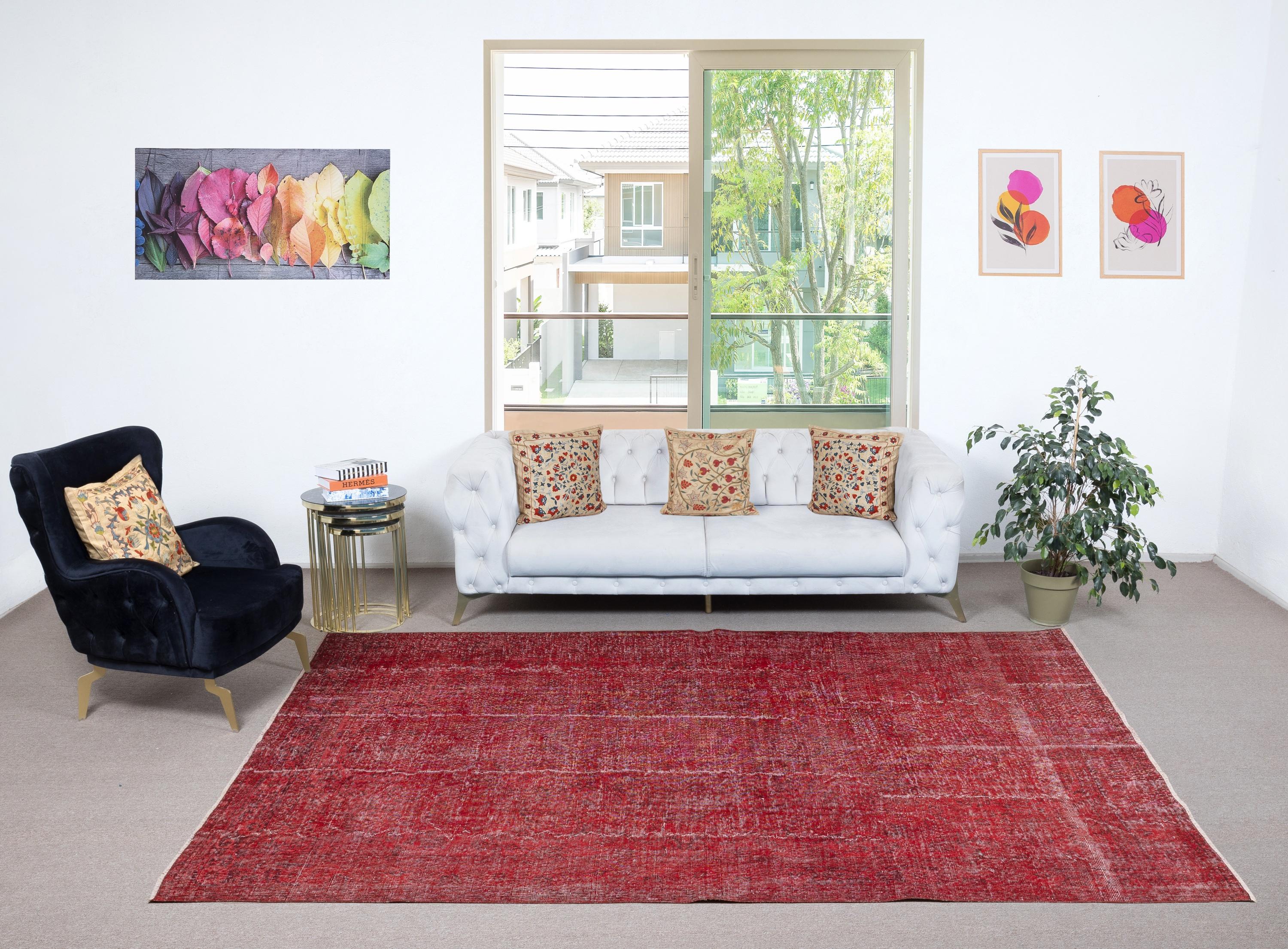 Unsere gefärbten Teppiche sind allesamt handgeknüpfte türkische Vintage-Teppiche, die in unserer Werkstatt sorgfältig restauriert und neu gestaltet wurden, damit sie zu einer breiten Palette von Einrichtungsstilen passen - von modern und