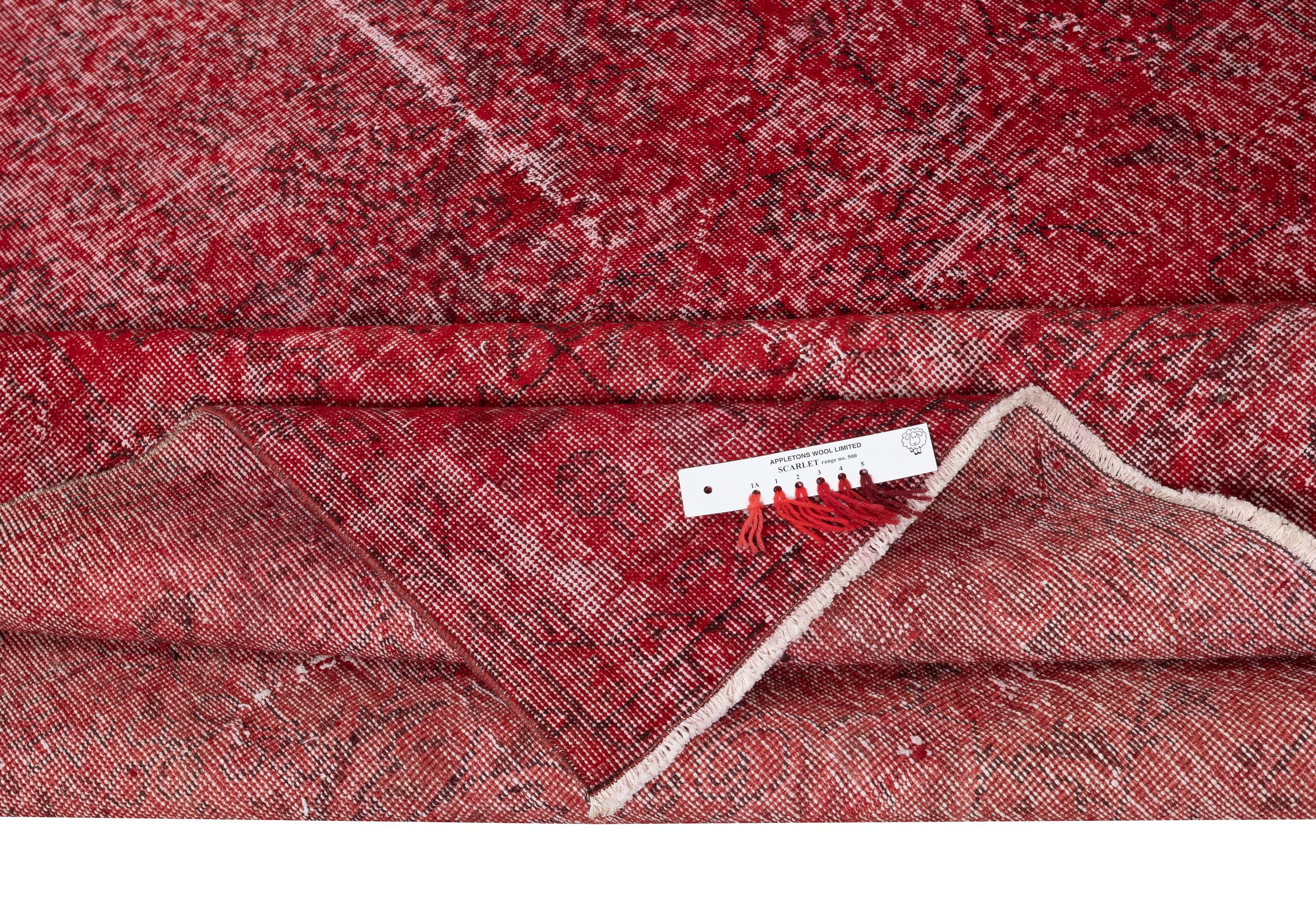 6.8x11 Ft Vintage handgefertigte türkische Bereich Teppich Redyed in Rot für moderne Interieurs (Moderne) im Angebot