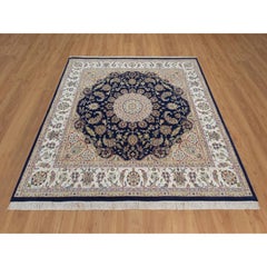 Handgeknüpfter quadratischer Teppich aus Wolle und Seide, 203 x 203 cm, in Mitternachtsblau mit Nain-Blumenmuster