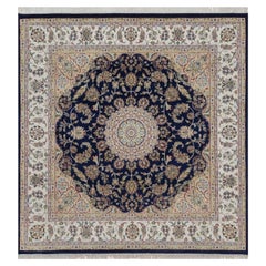 Handgeknüpfter quadratischer Teppich aus Wolle und Seide, 203 x 203 cm, in Mitternachtsblau mit Nain-Blumenmuster