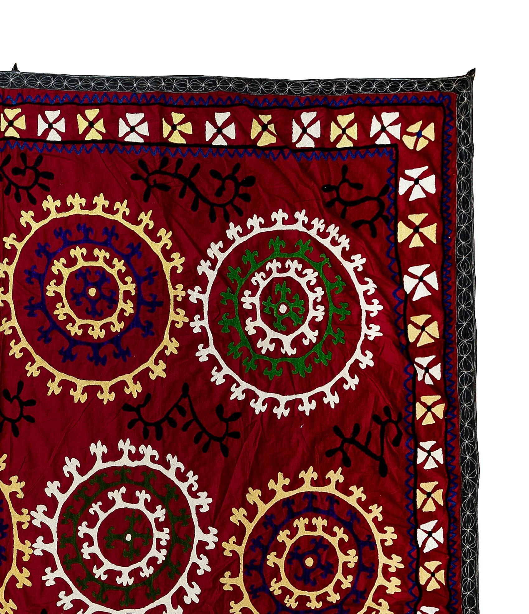 Suzani 6.8x7.2 Ft Couverture de lit brodée, tenture murale vintage, tapisserie rouge, jeté de soie en vente