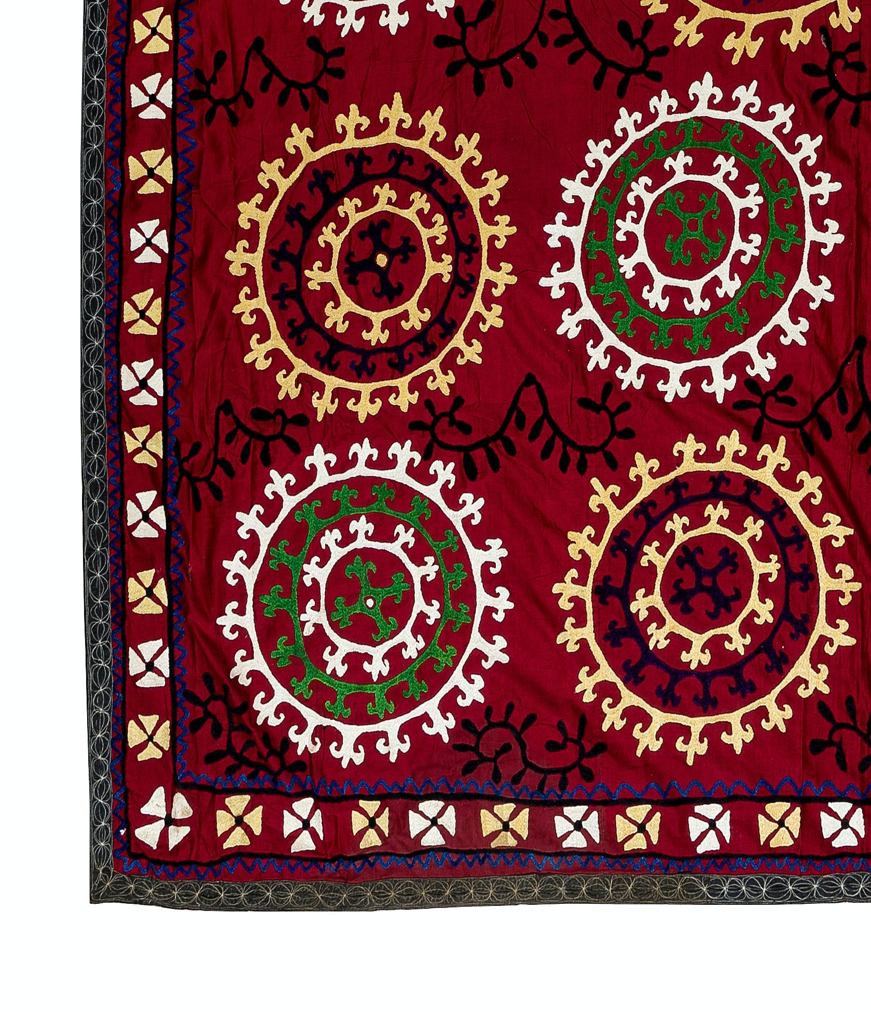 Ouzbek 6.8x7.2 Ft Couverture de lit brodée, tenture murale vintage, tapisserie rouge, jeté de soie en vente