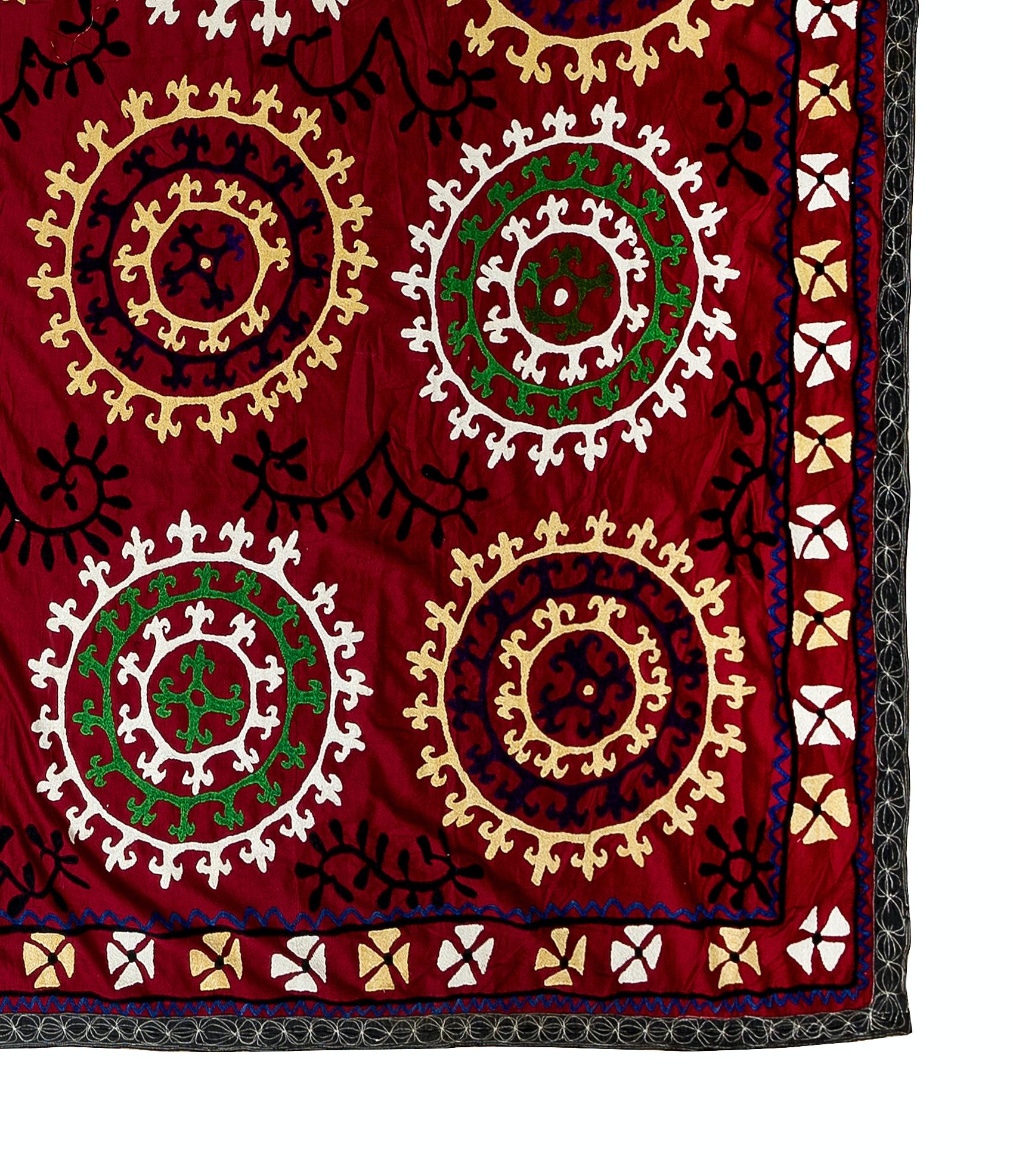 Brodé 6.8x7.2 Ft Couverture de lit brodée, tenture murale vintage, tapisserie rouge, jeté de soie en vente