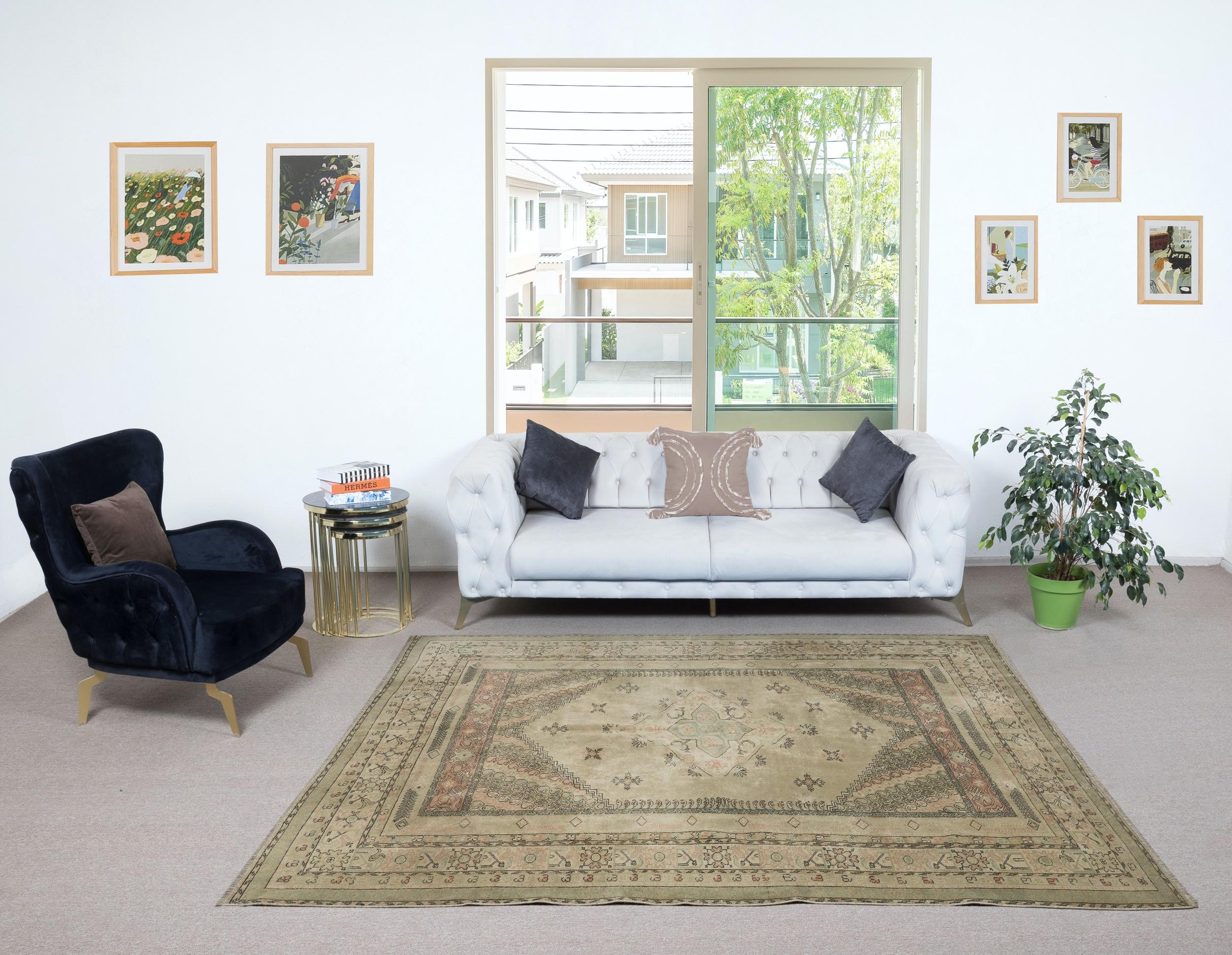 Verleihen Sie Ihrem Zuhause einen Hauch zeitloser Eleganz mit diesem handgeknüpften westanatolischen Vintage-Teppich aus 100 % hochwertiger Wolle. Dieses exquisite Stück fängt die Essenz der traditionellen anatolischen Handwerkskunst ein, mit