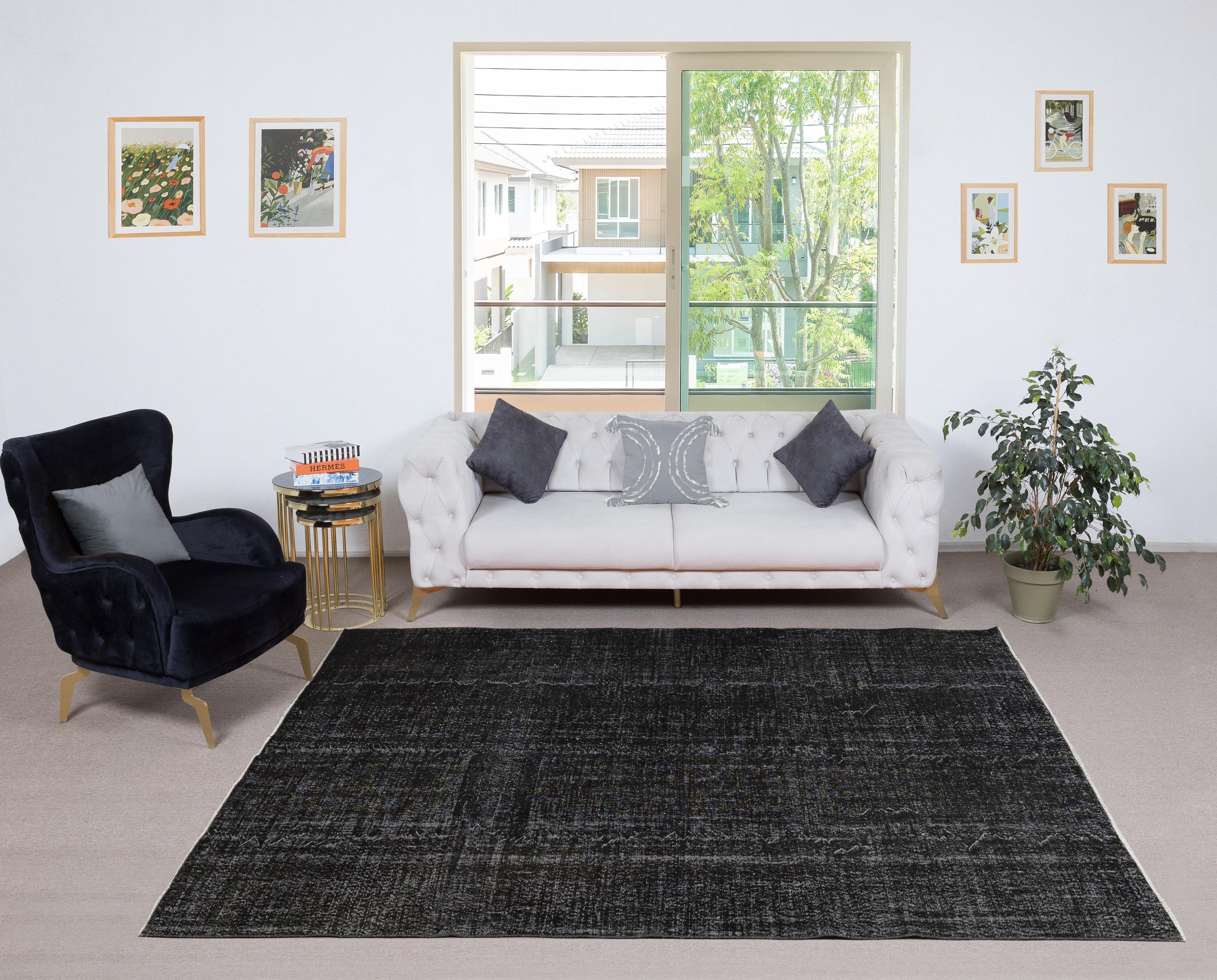 Unsere gefärbten Teppiche sind allesamt handgeknüpfte türkische Vintage-Teppiche, die in unserer Werkstatt sorgfältig restauriert und neu gestaltet wurden, damit sie zu einer breiten Palette von Einrichtungsstilen passen - von modern und