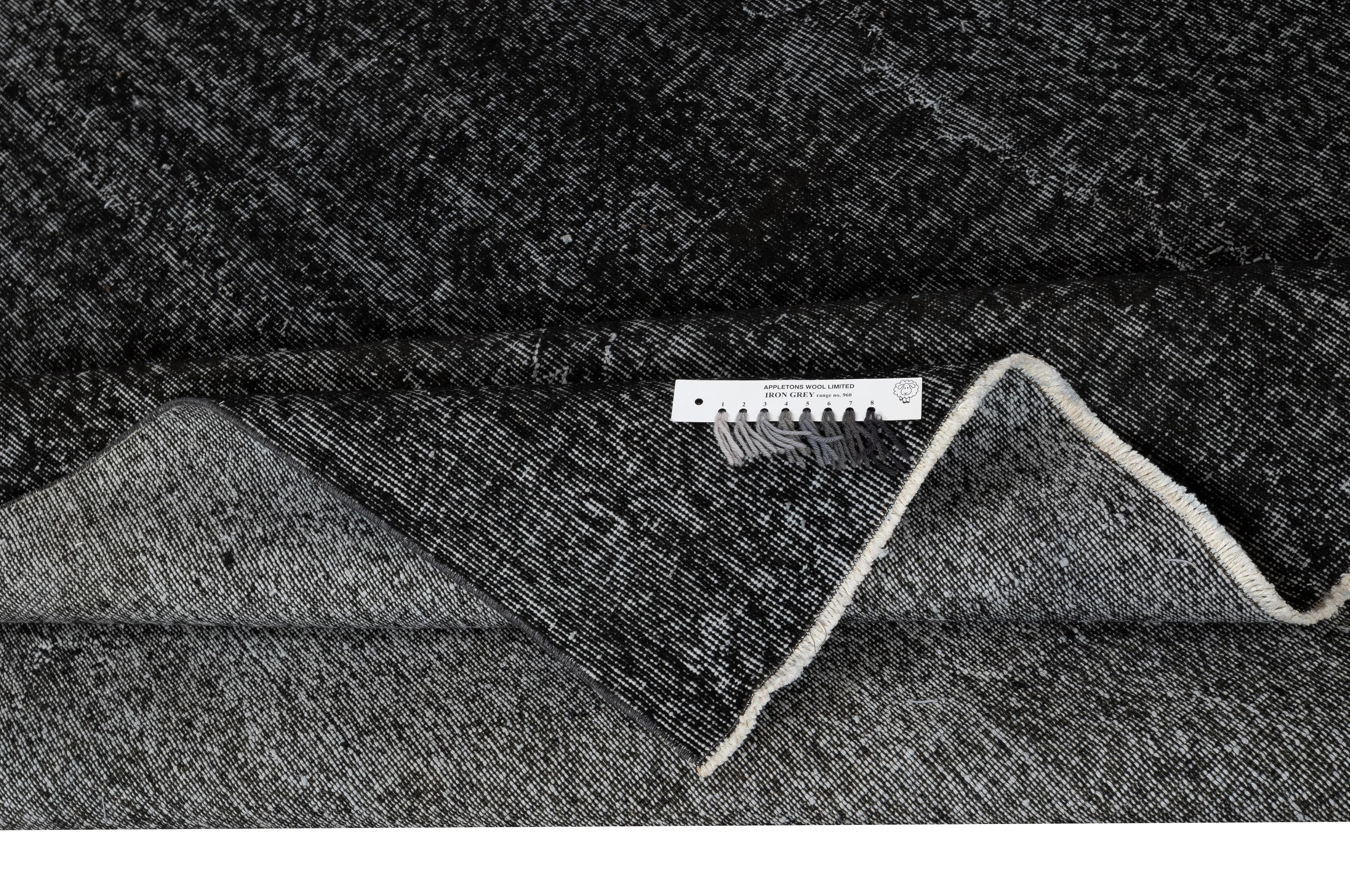 6.8x9 Ft Black Overdyed Handmade Rug. Vintage Turkish Area Rug für Wohnzimmer (Moderne) im Angebot