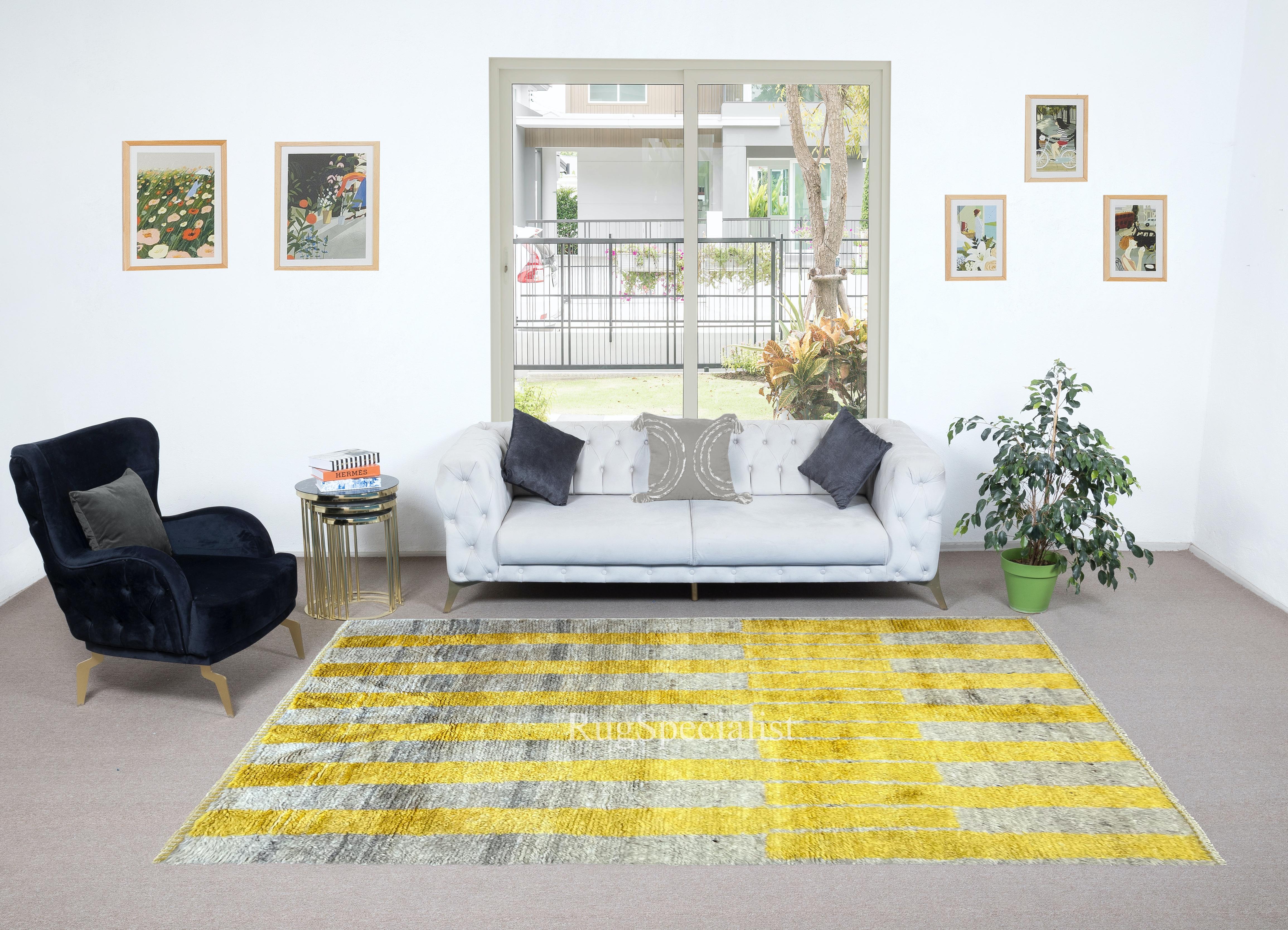 Dieser moderne, handgeknüpfte marokkanische Berberteppich Beni Ourain, der mit Präzision und Sorgfalt aus 100 % Wolle gefertigt wurde, verleiht Ihrem Wohnbereich einen ganz besonderen Charme. Dieser Teppich, der die Faszination des marokkanischen