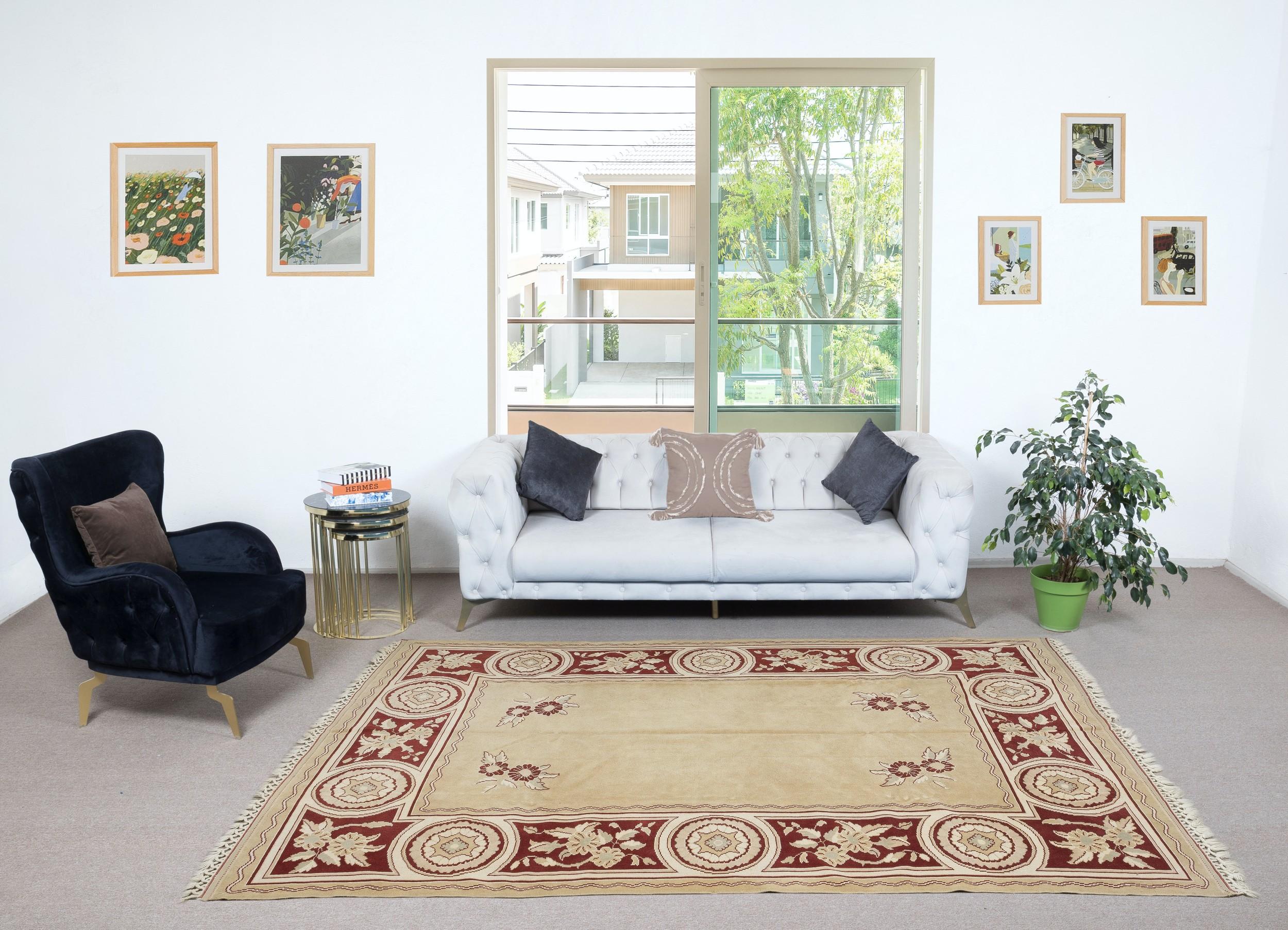 Verleihen Sie Ihrem Zuhause einen Hauch zeitloser Eleganz mit diesem einzigartigen handgeknüpften türkischen Teppich im Vintage-Stil, der aus 100 % hochwertiger Wolle gefertigt ist. Dieses exquisite Stück fängt die Essenz der traditionellen
