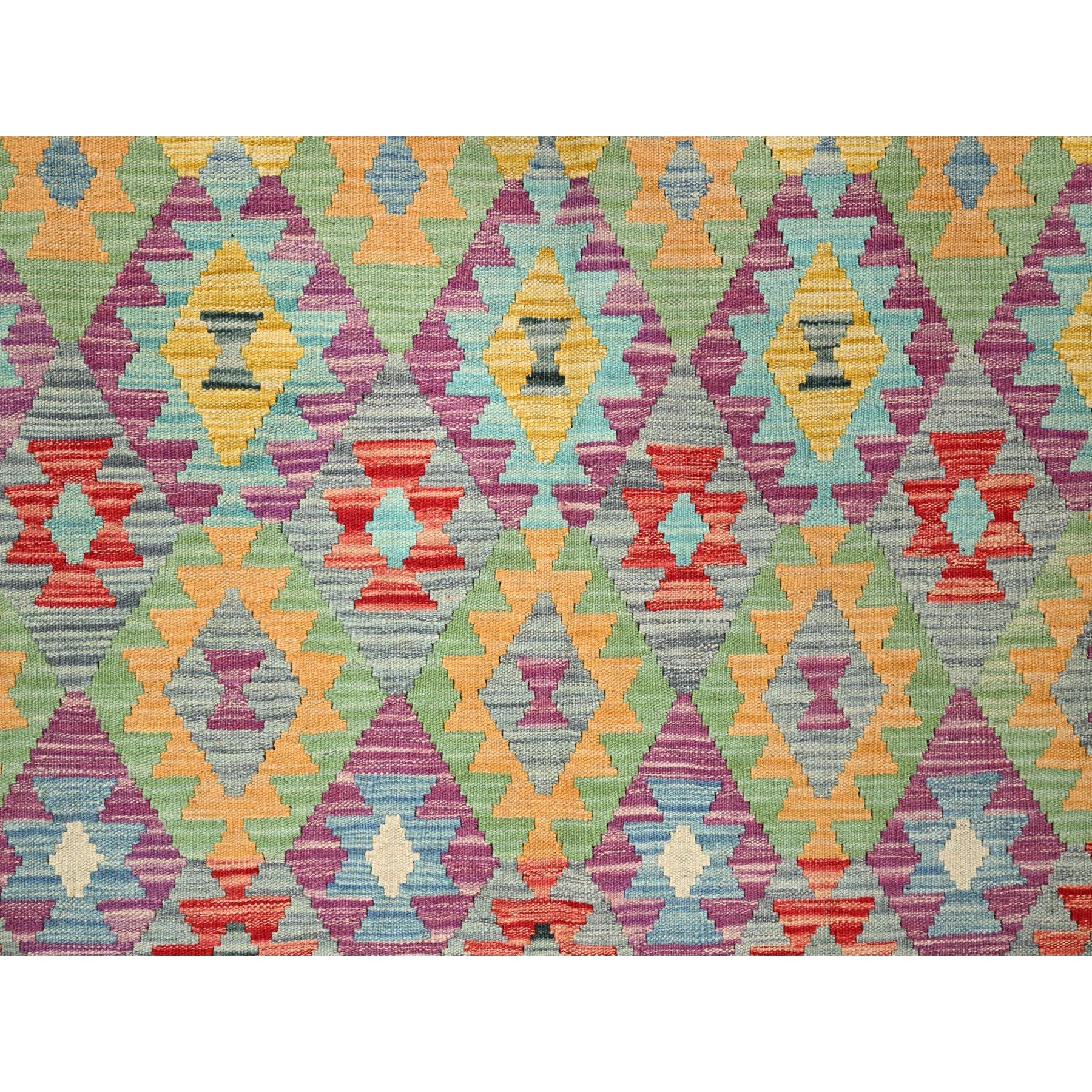 Bunt, Reine Wolle, Pflanzenfarben, Handgewebt, Afghanischer Kilim mit geometrischem Muster, Flachgewebe, Orientteppich
Primäre MATERIALIEN: Wolle
Latex: Kein Flor 
Höhe: 0,25 Zoll
Stil: Traditionell
Grundfarbe: Lila
Sekundäre Farben: Rot, Blau,