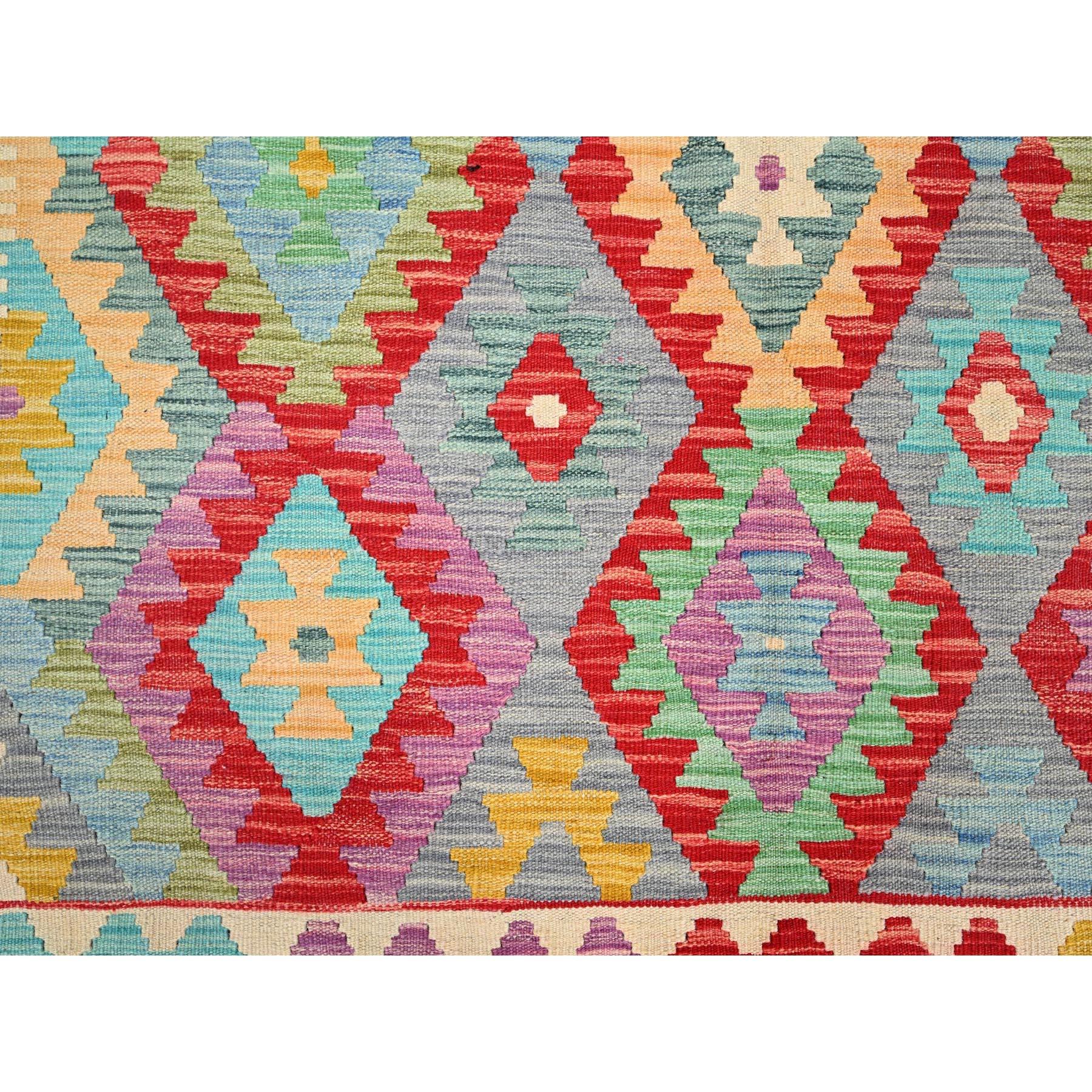 Colorido Kilim Afgano con Dibujo Geométrico, 100% Lana, Tintes Vegetales, Tejido Plano, Tejido a Mano, Alfombra Oriental
Materiales primarios: Lana
Látex: Sin pelo 
altura: 0,25 Pulgadas
Estilo: Tradicional
Color principal: Rojo
Colores secundarios: