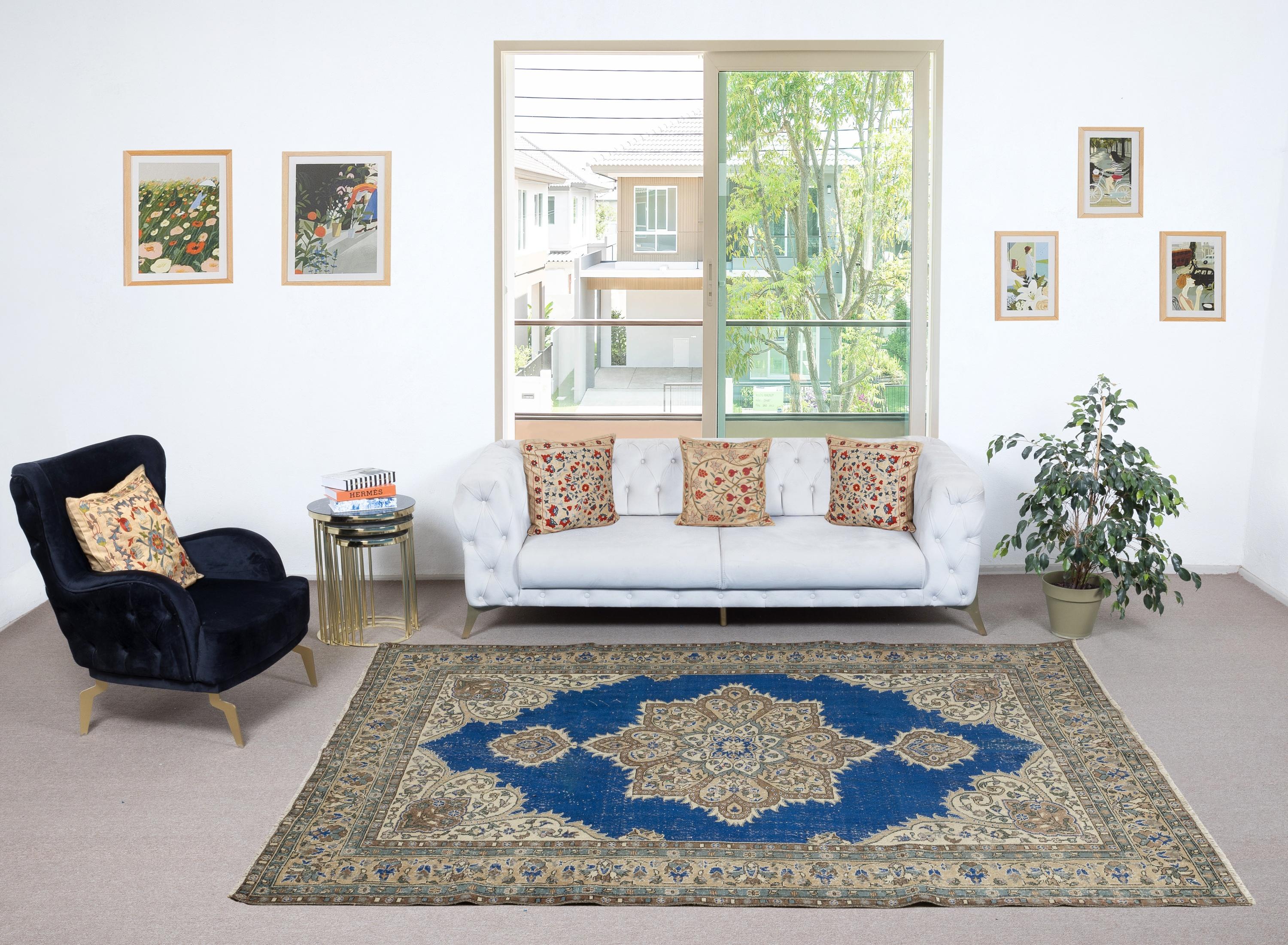 Verleihen Sie Ihrem Zuhause die zeitlose Schönheit dieses traditionellen, handgefertigten türkischen Teppichs im Vintage-Stil. Er ist ein handgeknüpftes Meisterwerk aus einer luxuriösen Mischung aus Wolle und Baumwolle. Dieser Teppich wird von