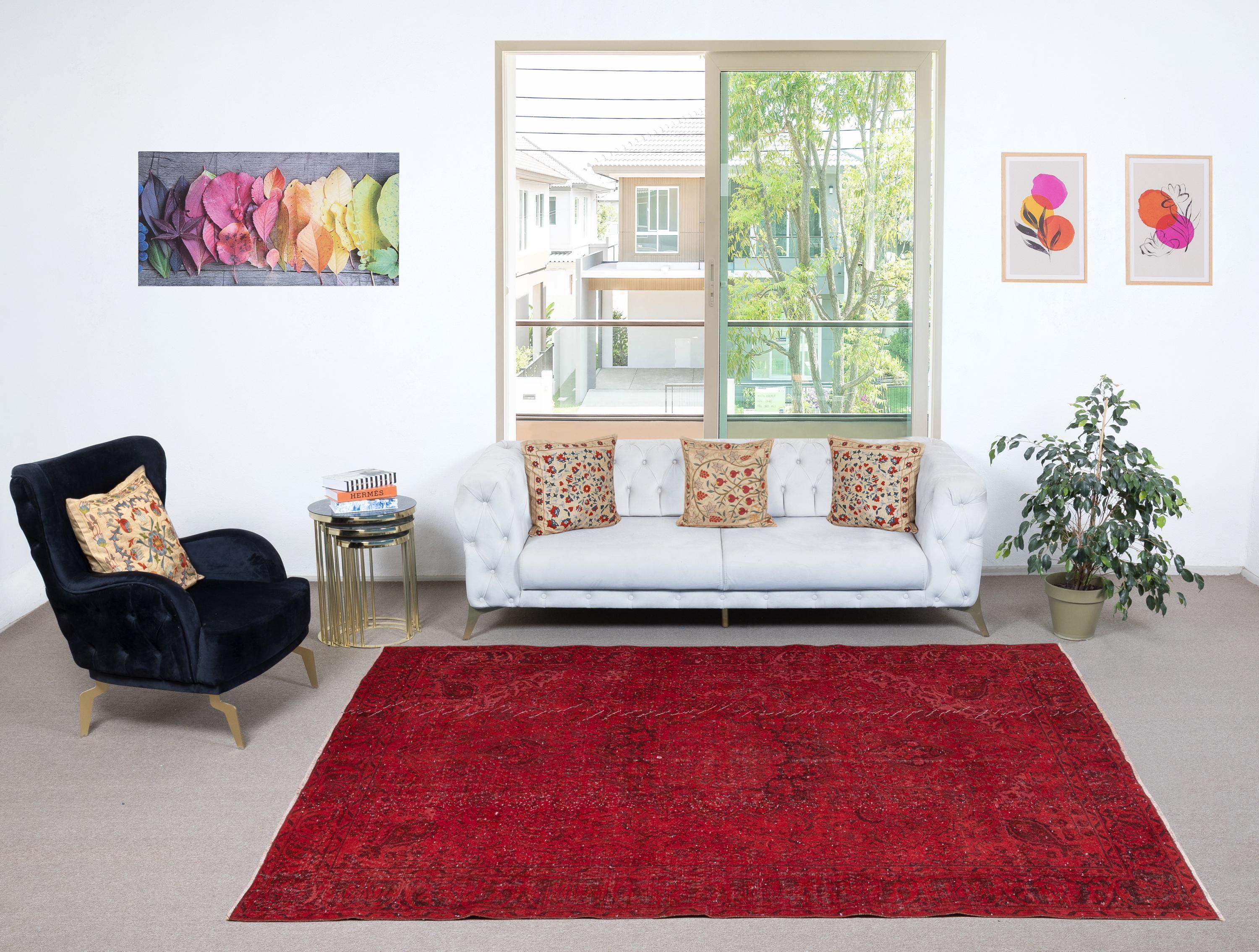 Unsere gefärbten Teppiche sind allesamt handgeknüpfte türkische Vintage-Teppiche, die in unserer Werkstatt sorgfältig restauriert und neu gestaltet wurden, damit sie zu einer breiten Palette von Einrichtungsstilen passen - von modern und