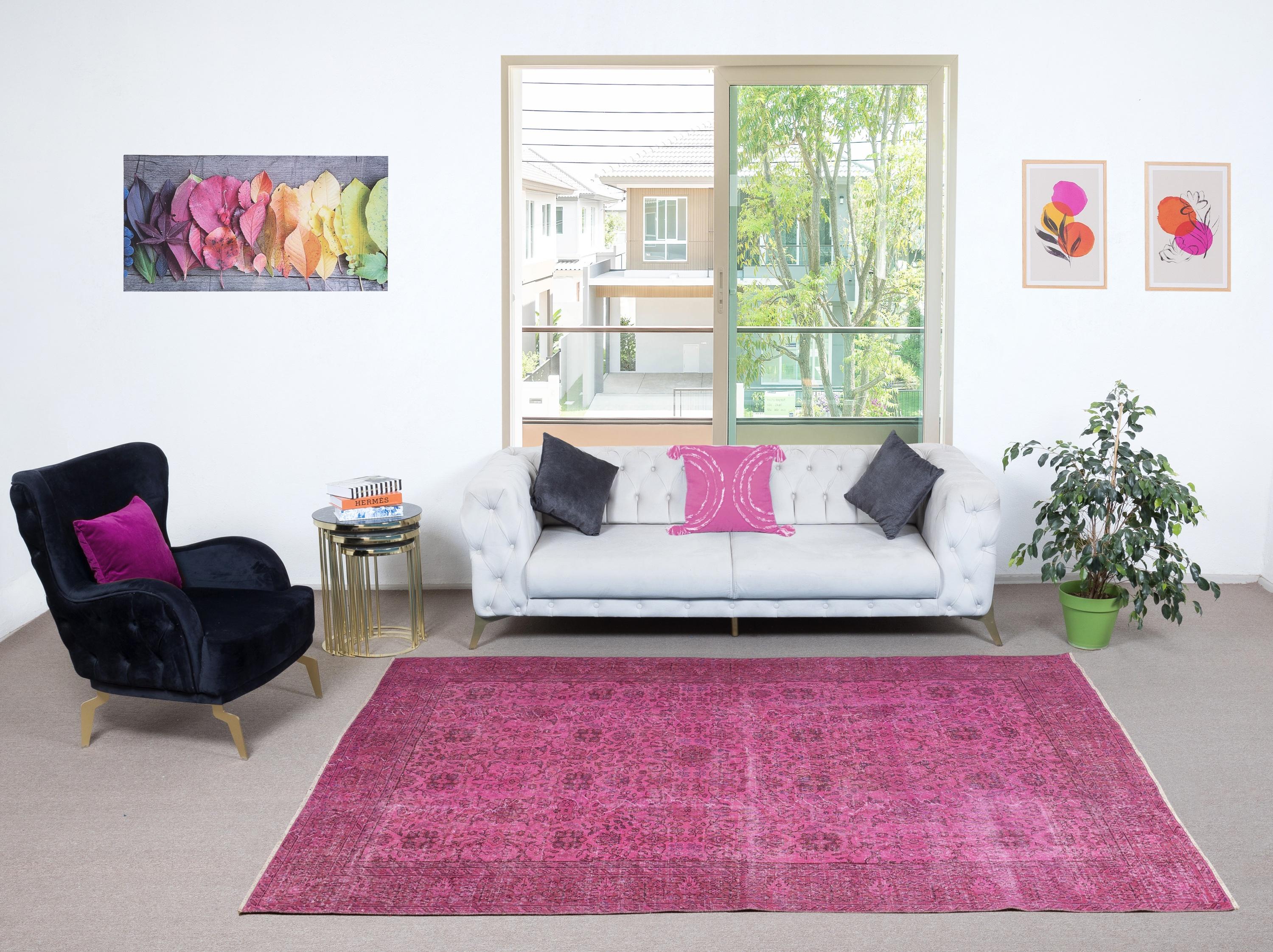 Unsere gefärbten Teppiche sind allesamt handgeknüpfte türkische Vintage-Teppiche, die in unserer Werkstatt sorgfältig restauriert und neu gestaltet wurden, damit sie zu einer breiten Palette von Einrichtungsstilen passen - von modern und