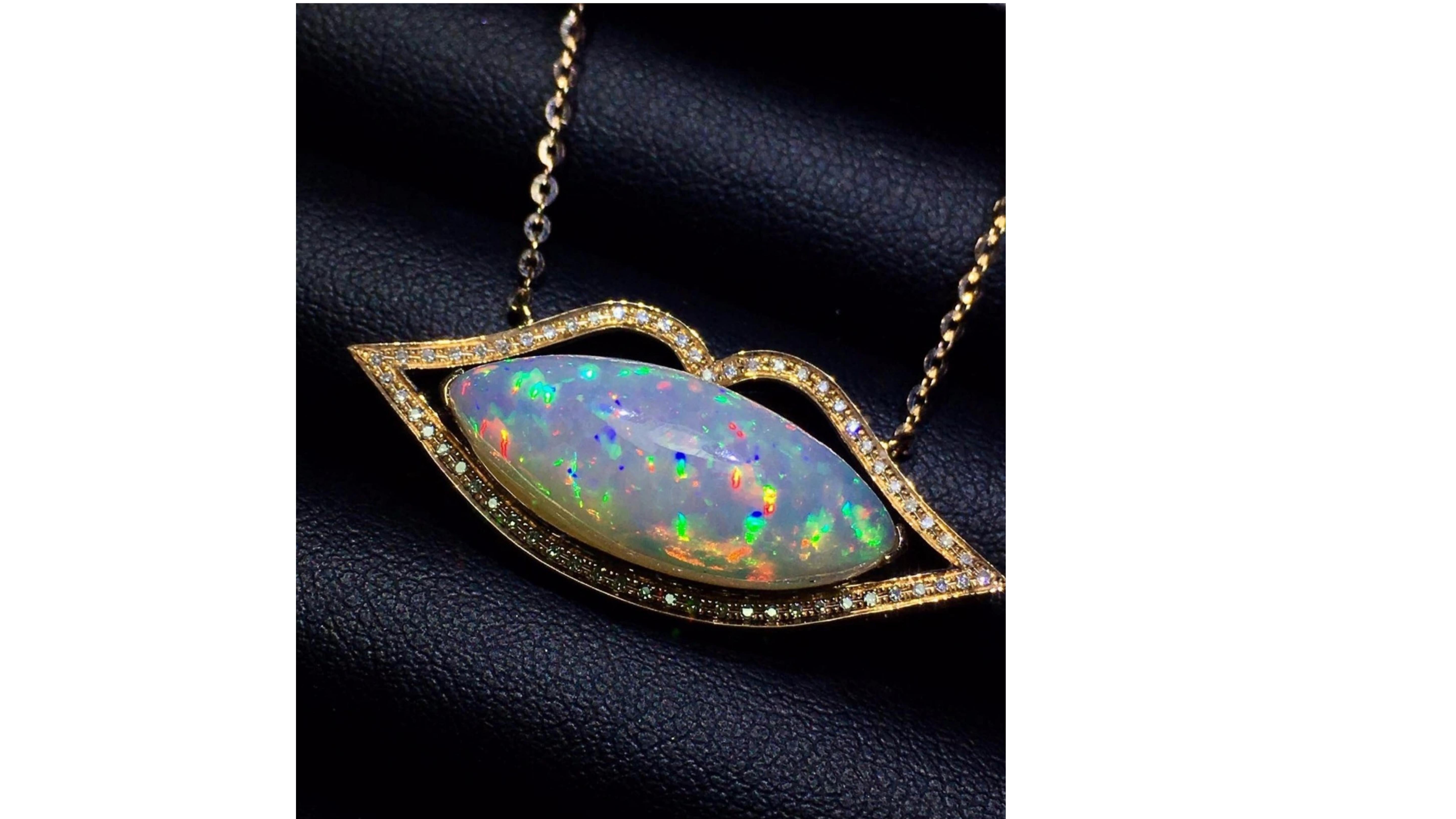 Contemporary 6.9 Carat Opal Diamond Necklace 18 Karat Yellow Gold For Sale