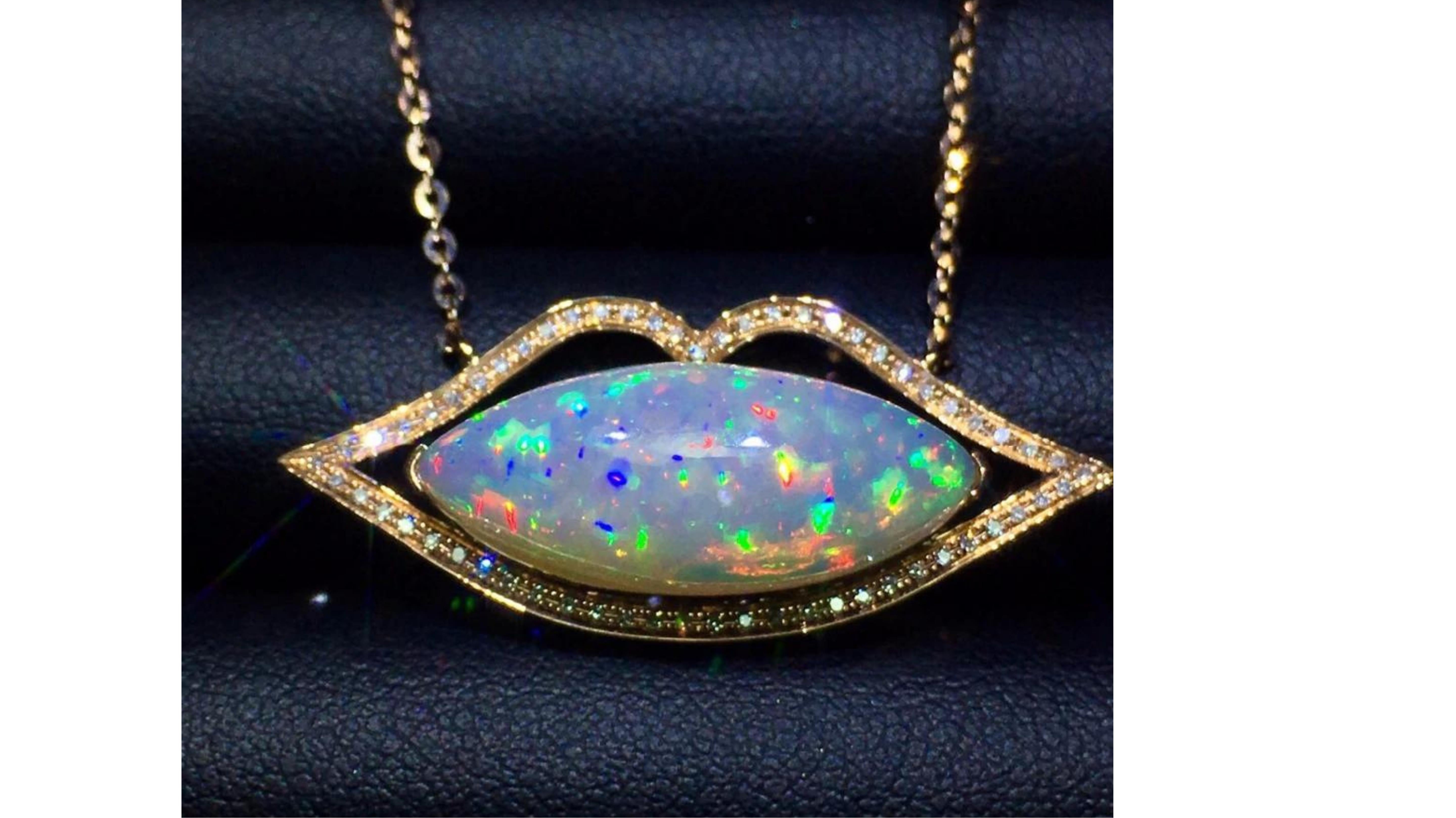 6.9 Carat Opal Diamond Necklace 18 Karat Yellow Gold In New Condition For Sale In Barnsley, GB