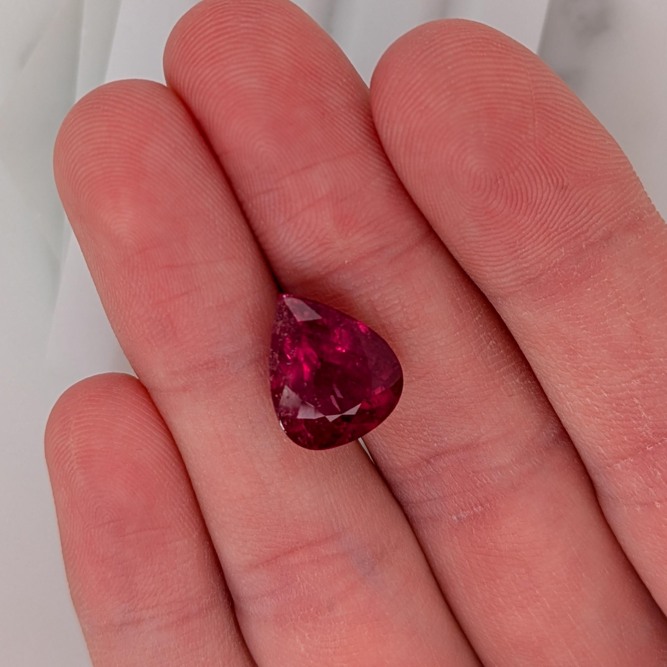 Design/One présente une tourmaline rubellite en forme de poire de 6.93 carats ! Cette pierre précieuse Tourmaline Rubellite sera parfaite pour le sertissage de bijoux de votre choix et peut être un joli cadeau de pierre de naissance d'octobre pour