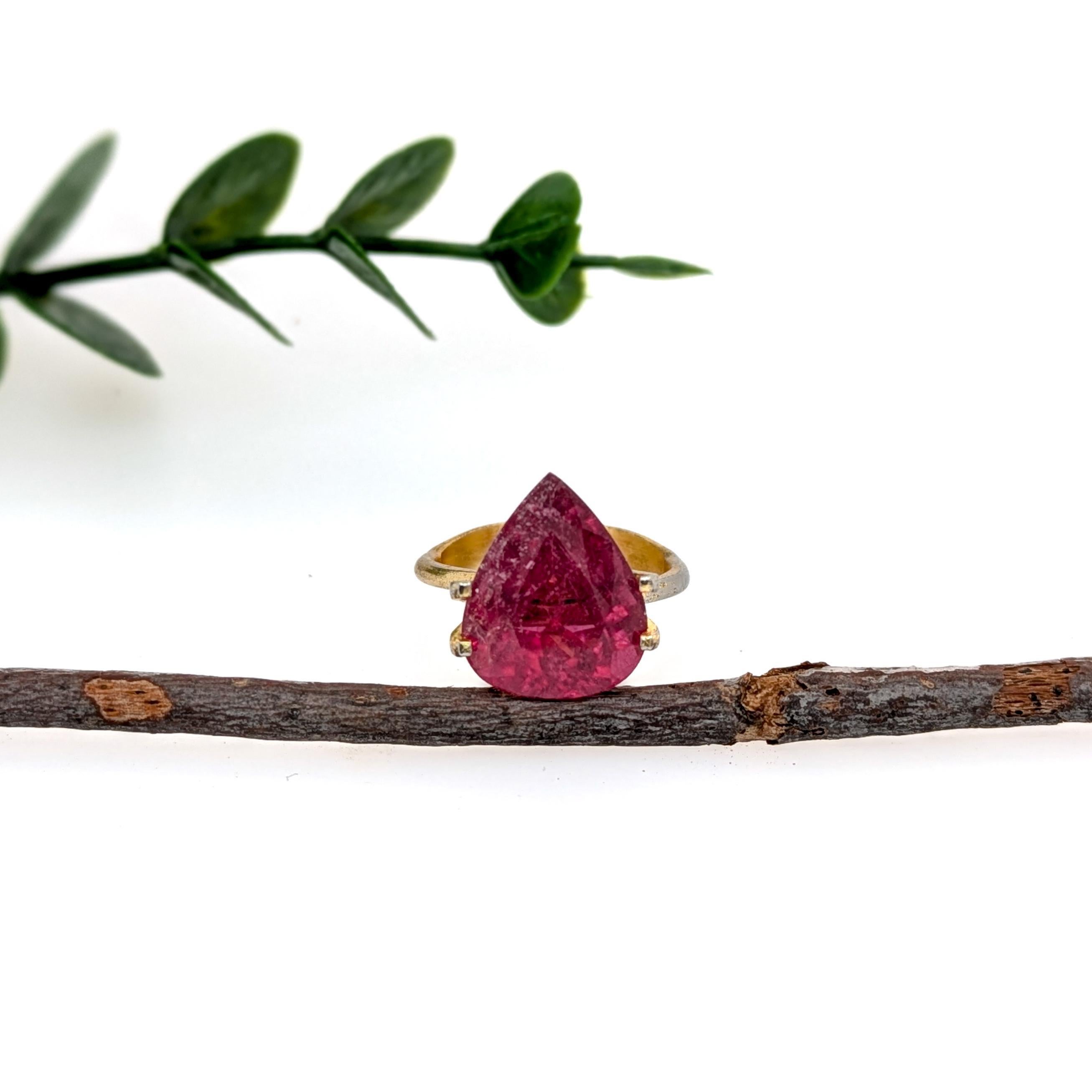 Pierre précieuse tourmaline rubellite de 6.9 carats  En forme de poire 14x11.3 mm  Pierre précieuse en vrac en vente 1