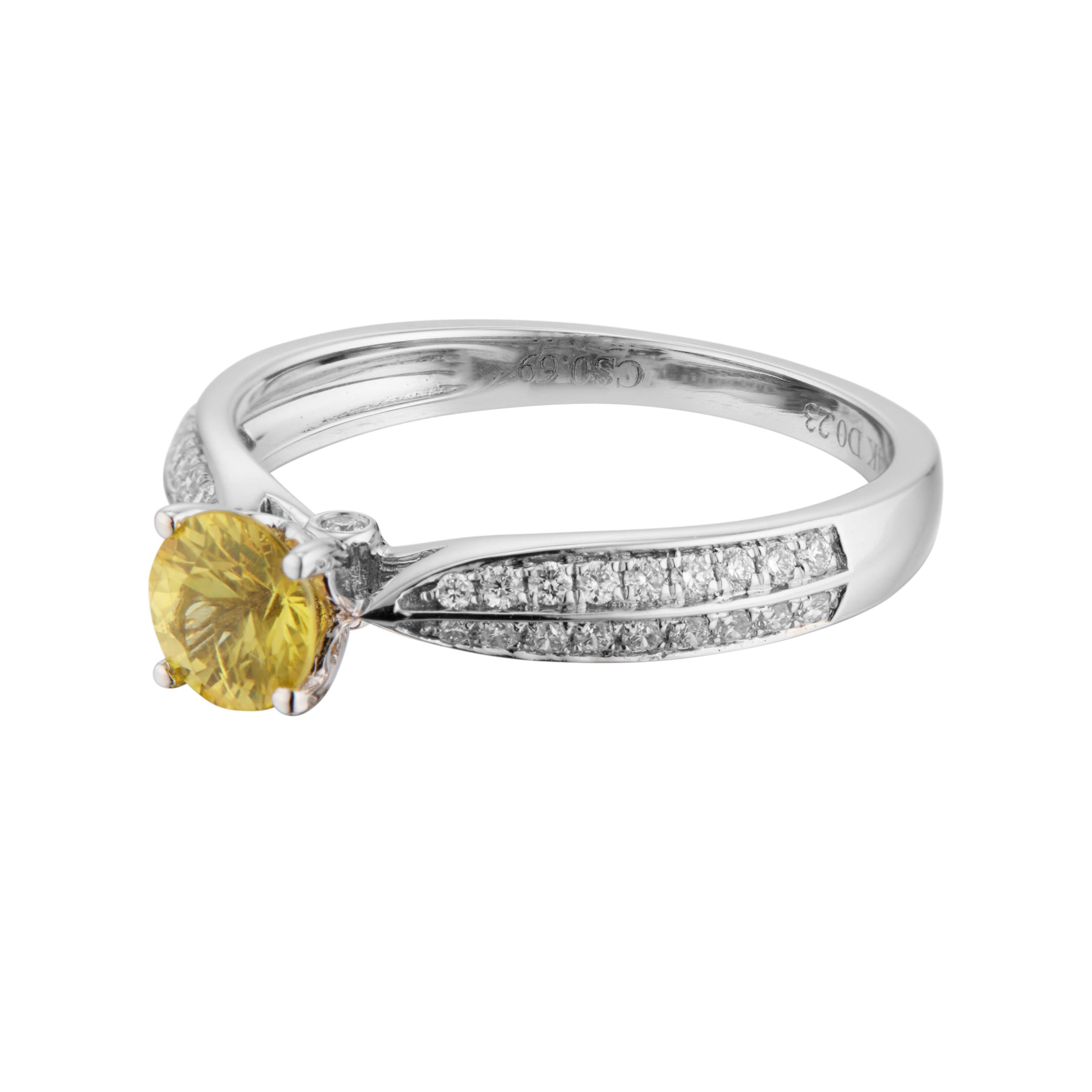 Verlobungsring aus Weißgold mit 0,69 Karat gelbem Saphir und Diamant (Rundschliff) im Angebot