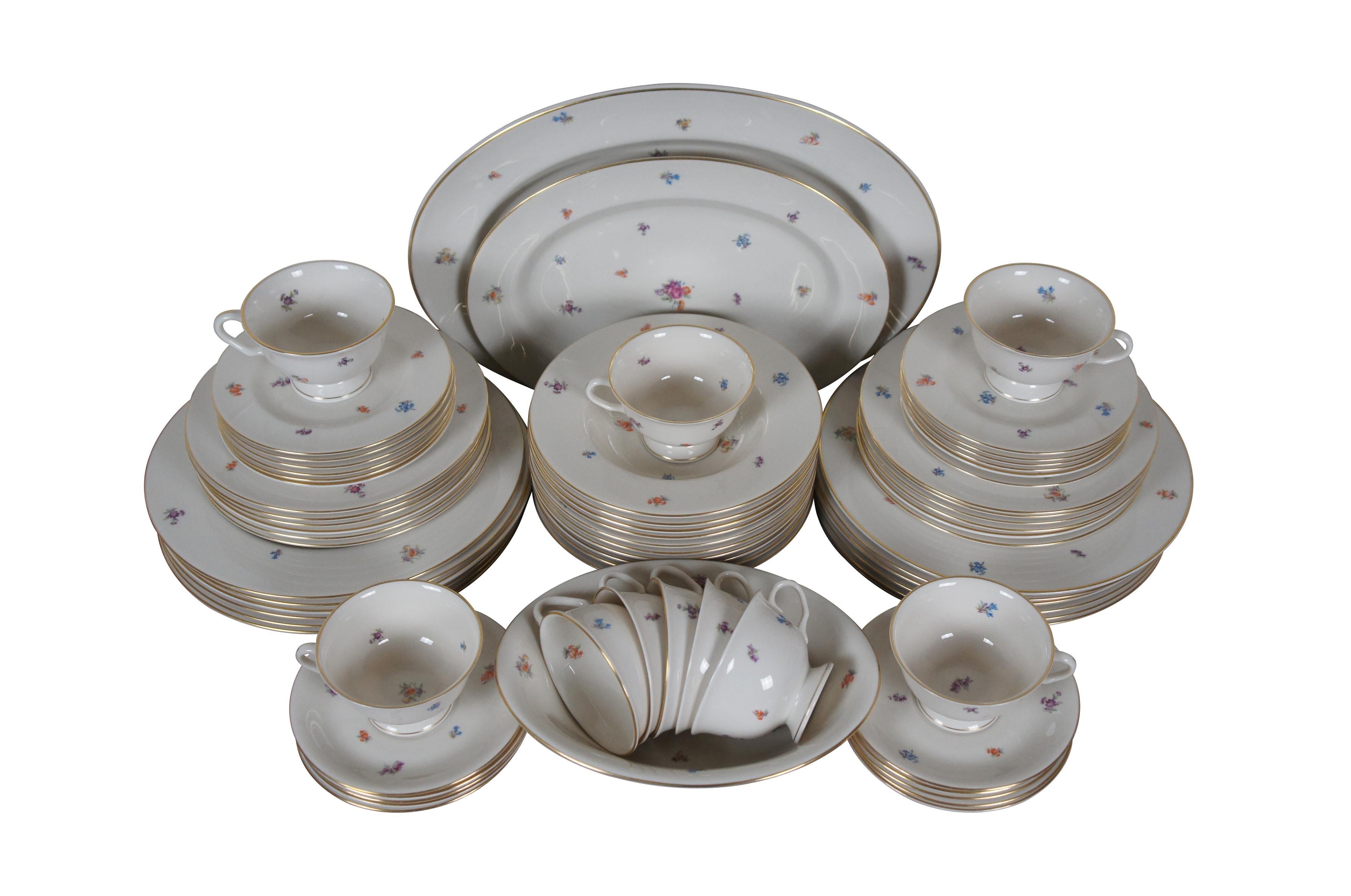 Service vintage de 69 pièces de vaisselle en porcelaine de Pickard dans le motif Floral Chintz, présentant un motif floral multicolore imprimé et dispersé et un bord doré. Service pour 10 personnes. L'ensemble comprend : Grand plat ovale, petit plat