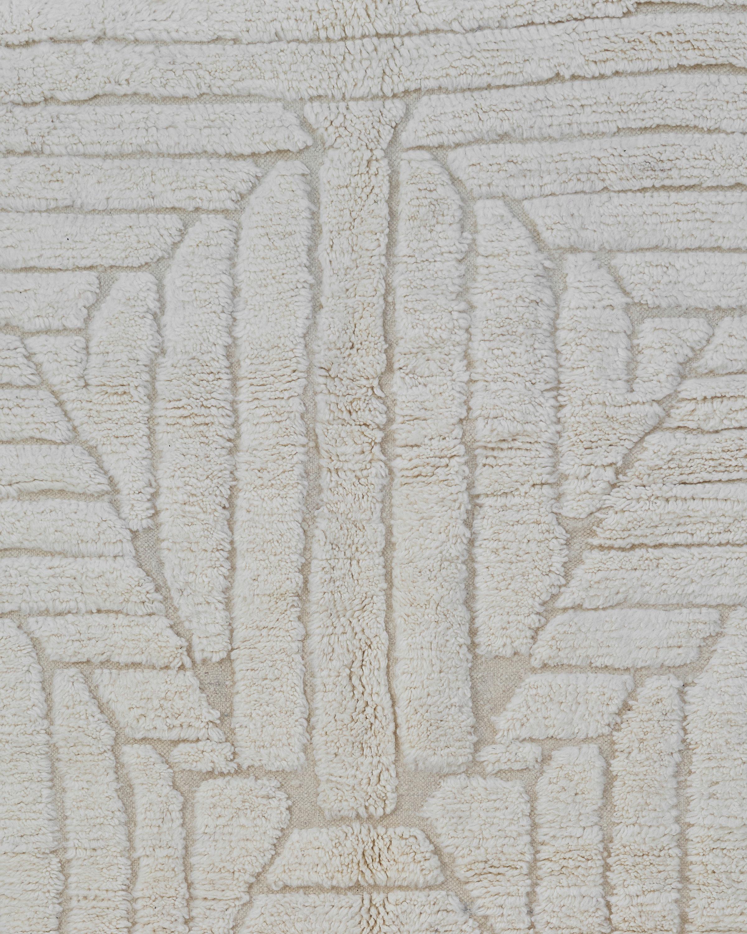 Hand-Crafted 6’9” x 9’8” Heron Ivory Handmade Moroccan Wool Beni Ouarain Rug For Sale