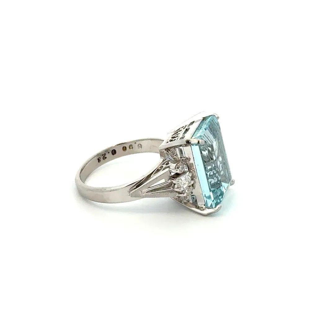 Einfach schön! Fein detaillierte Aquamarin und Diamant Art Deco Revival Platin Cocktail Ring. In der Mitte ein von Hand gefasster, sicher eingebetteter Aquamarin mit 6,90 Karat im Smaragdschliff, akzentuiert auf beiden Seiten durch Diamanten im