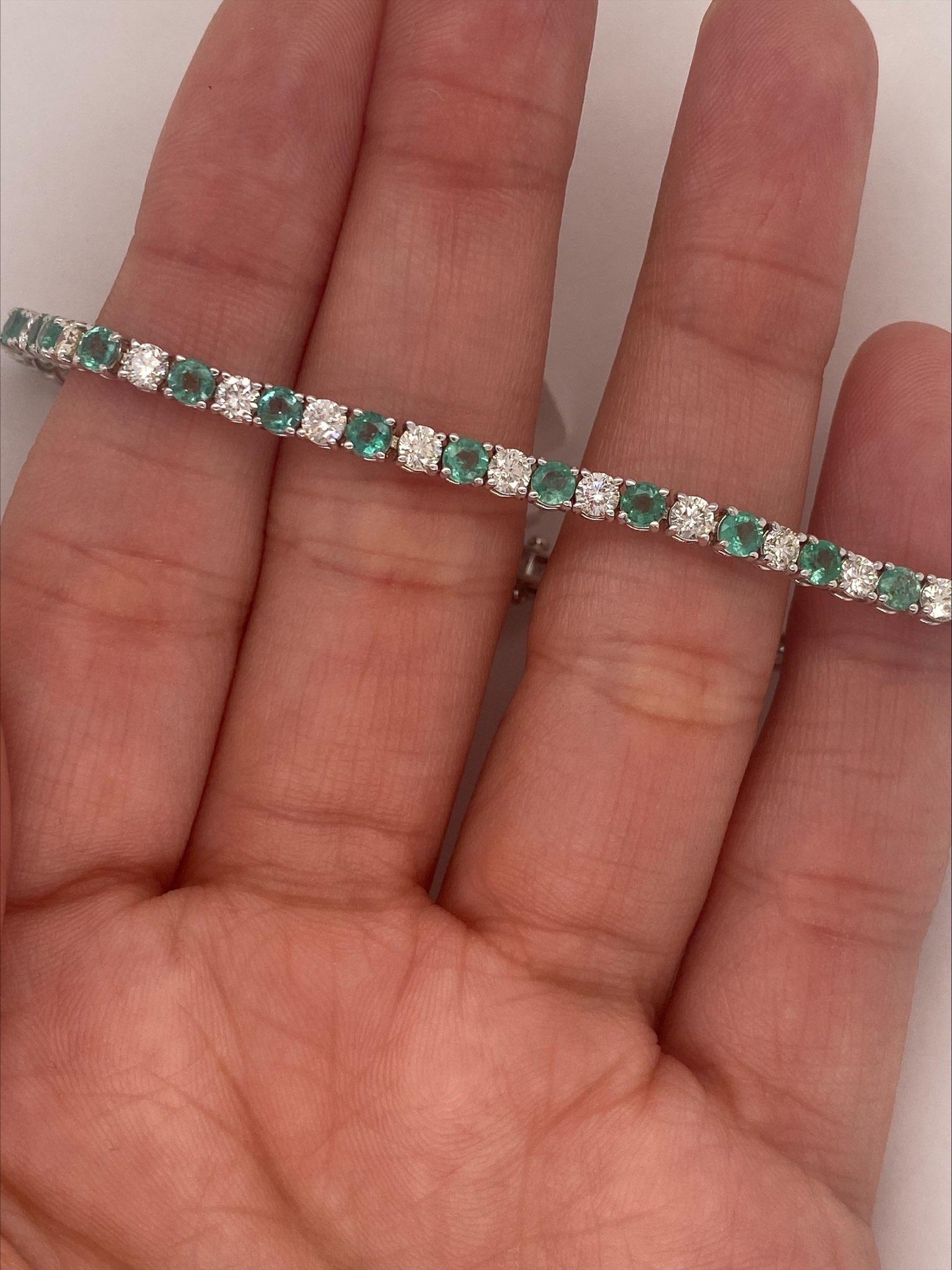Aesthetic Movement 6.90 Carat Diamond and Emerald Bracelet G SI 14k White Gold For Sale