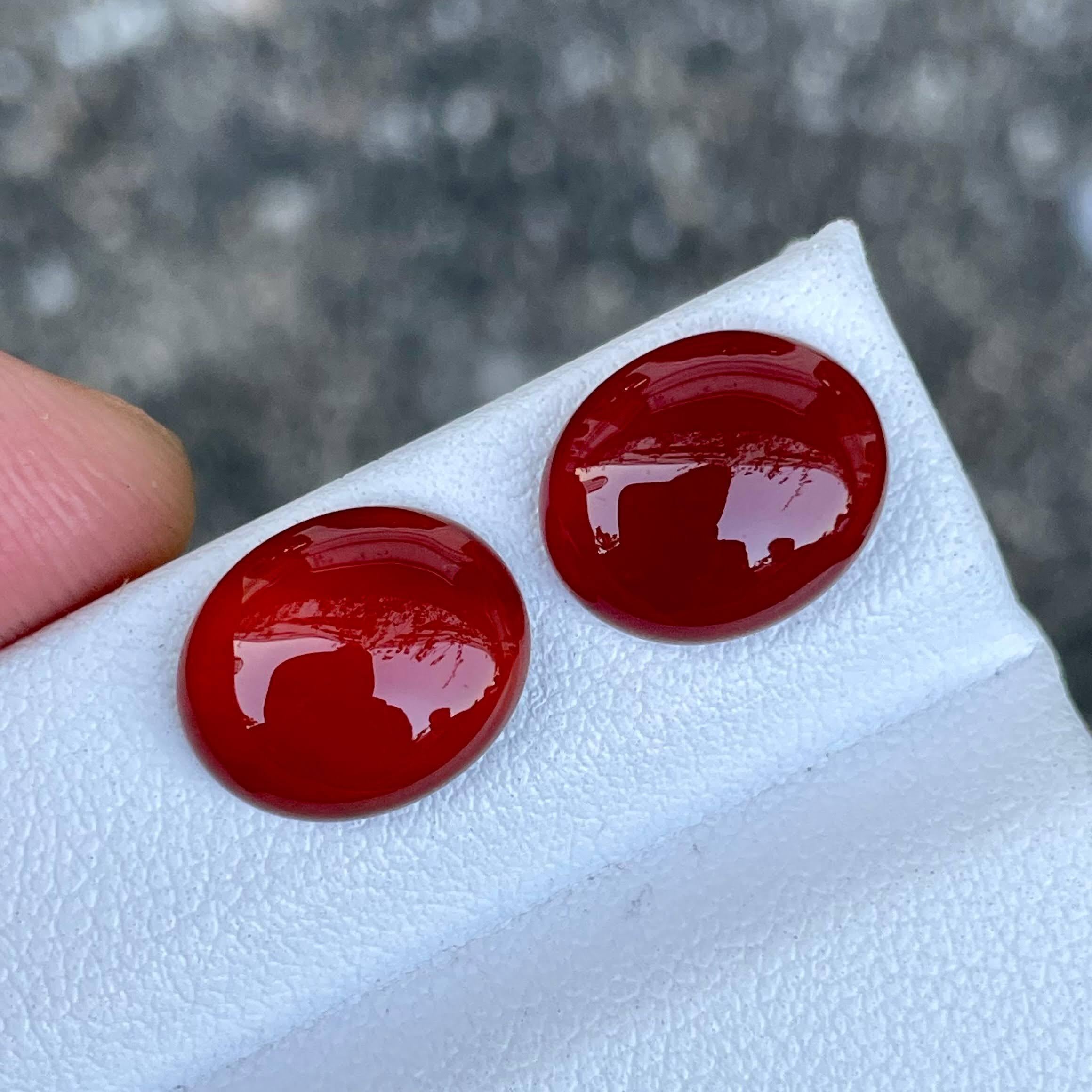 Peso 6,90 carati 
Dimensioni 12.0x10.04.0 mm 
Trattamento nessuno 
Origine India 
Diafaneità traslucida 
Forma ovale 
Taglio cabochon 


Questa squisita coppia di pietre di corniola rosso intenso, originarie dell'India, presenta un accattivante