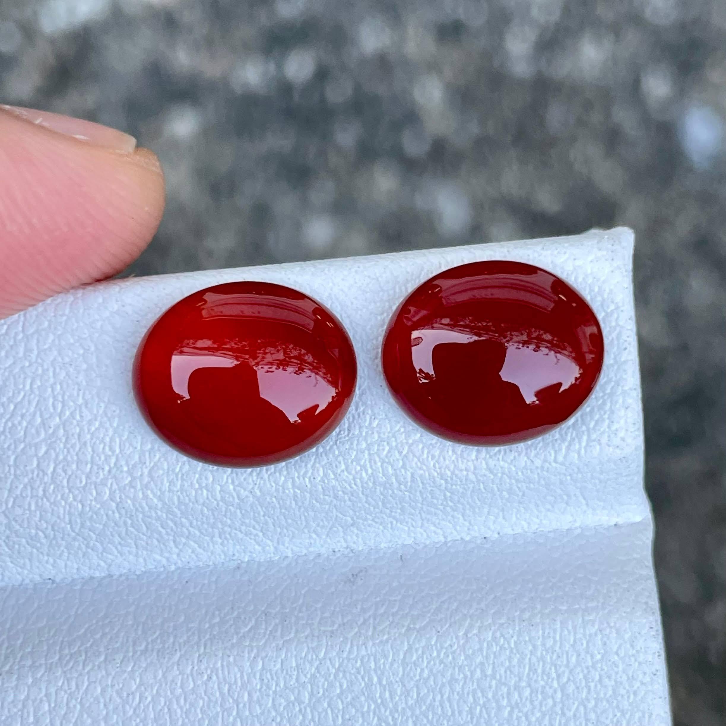 Moderno 6.90 carati di corniola rosso intenso, coppia di pietre tagliate a cabochon dall'India