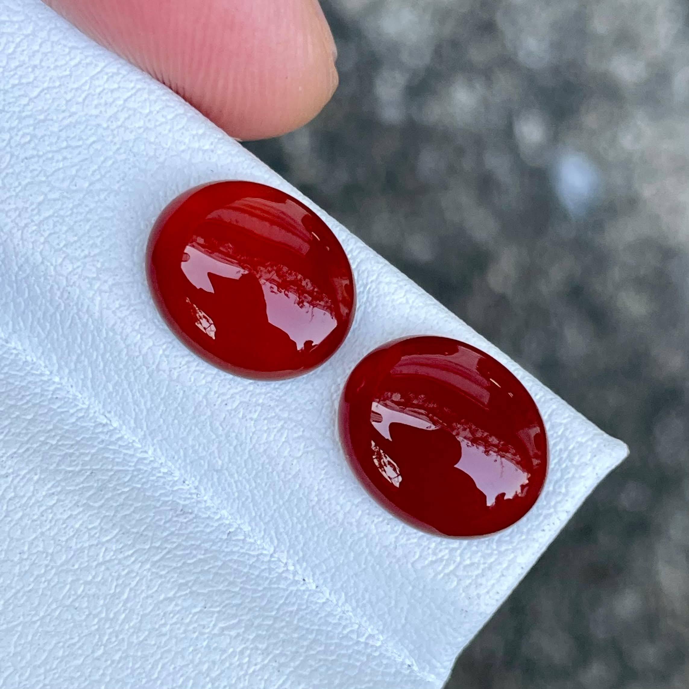 Taglio ovale 6.90 carati di corniola rosso intenso, coppia di pietre tagliate a cabochon dall'India