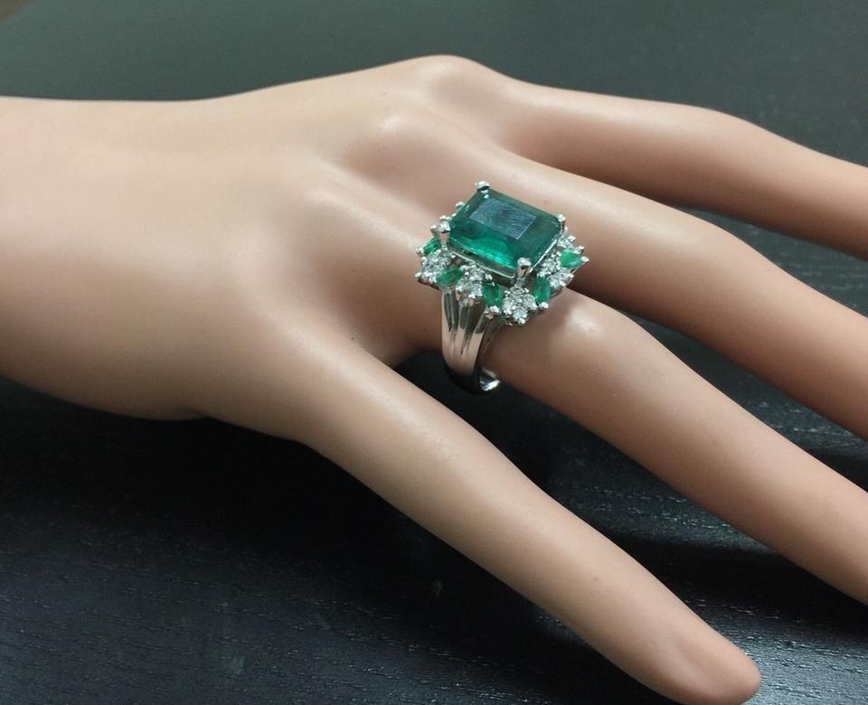 Women's 6.90 Carat Natural Emerald and Diamond 14 Karat Solid White Gold Ring For Sale