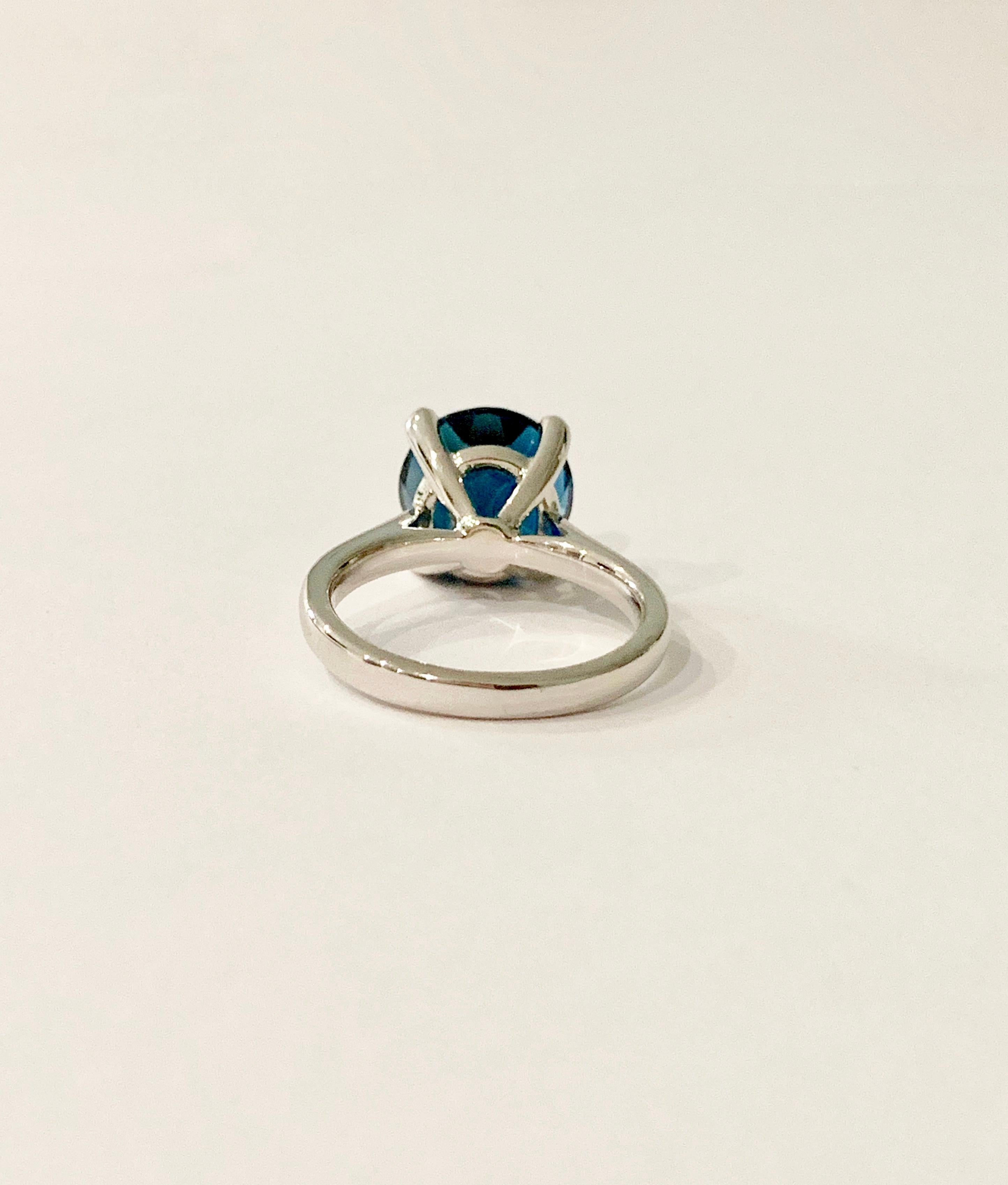 Modern 6.90 Carat Round Cut Premium London Blue Topaz Ring in 18 Carat White Gold For Sale