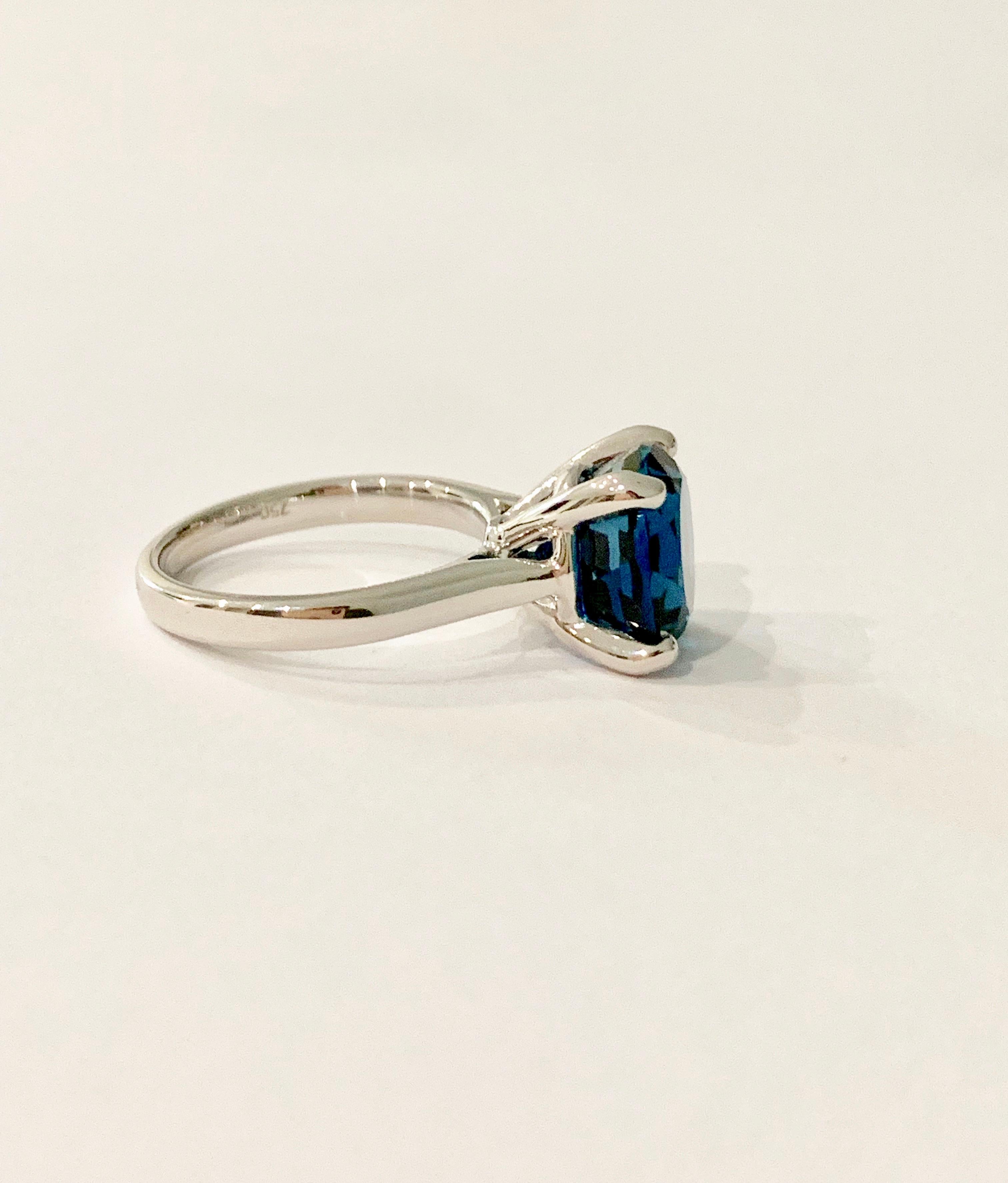 6.90 Carat Round Cut Premium London Blue Topaz Ring in 18 Carat White Gold In New Condition For Sale In Chislehurst, Kent