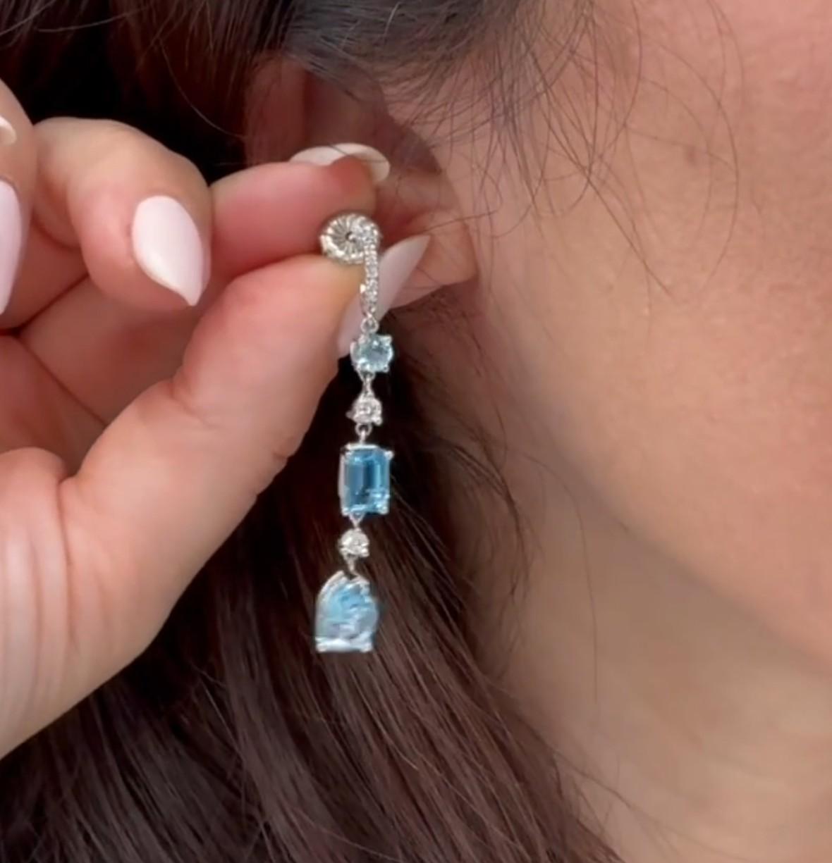 Boucles d'oreilles pendantes en or blanc 14 carats avec diamants et topaze bleue de différentes formes Pour femmes en vente