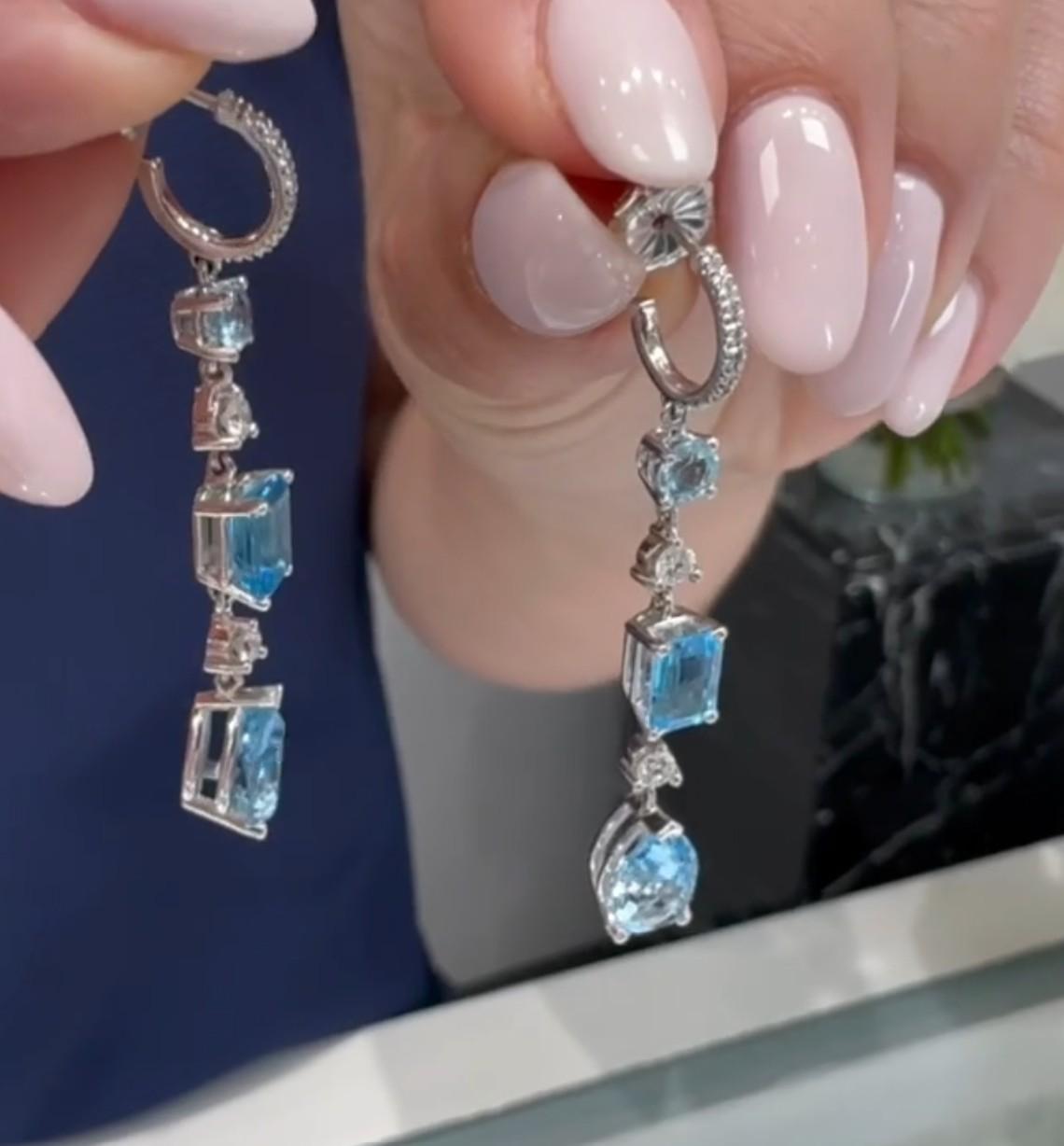 Boucles d'oreilles pendantes en or blanc 14 carats avec diamants et topaze bleue de différentes formes en vente 2