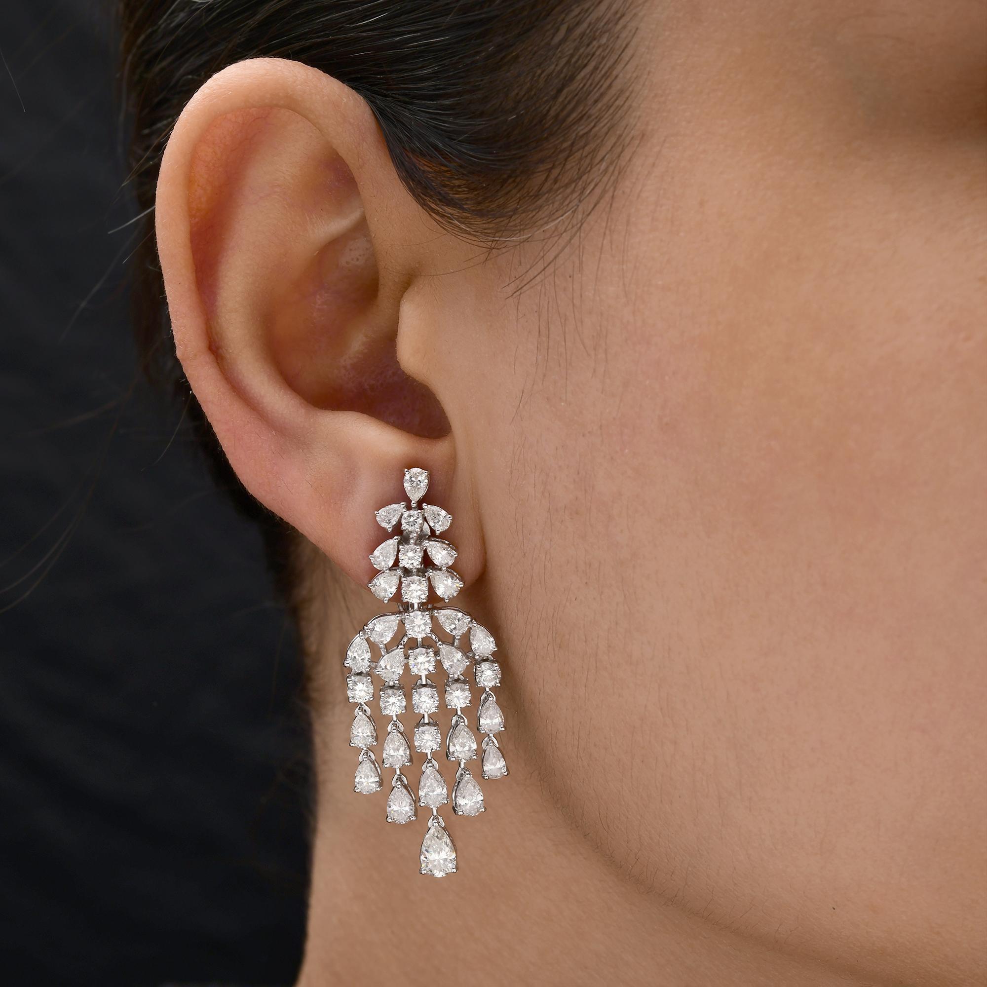 Orecchini a lampadario con diamante certificato da 6,91 carati Gioielli da sposa in oro bianco 14k
Questi orecchini presentano un diamante a grappolo sulla parte superiore del lobo con cinque fili che penzolano verso il basso dando la forma di un
