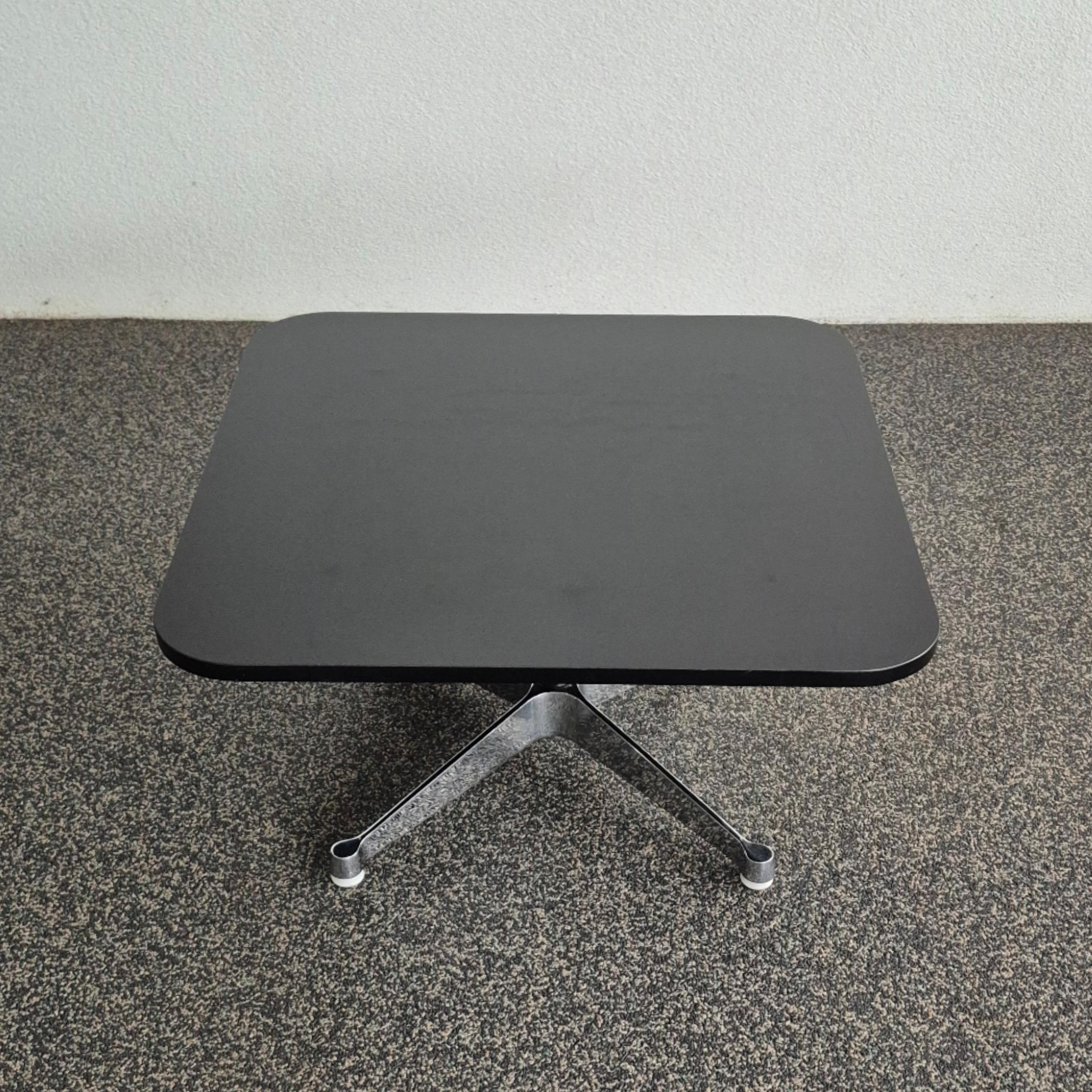 Eames 691 Couchtisch von Herman Miller, USA 1958
Couchtisch oder Beistelltisch im Design der Jahrhundertmitte. In den 1950er Jahren von Ray und Charles Eames entworfen und in den 1970er Jahren von Herman Miller hergestellt. Der Sockel stammt aus der