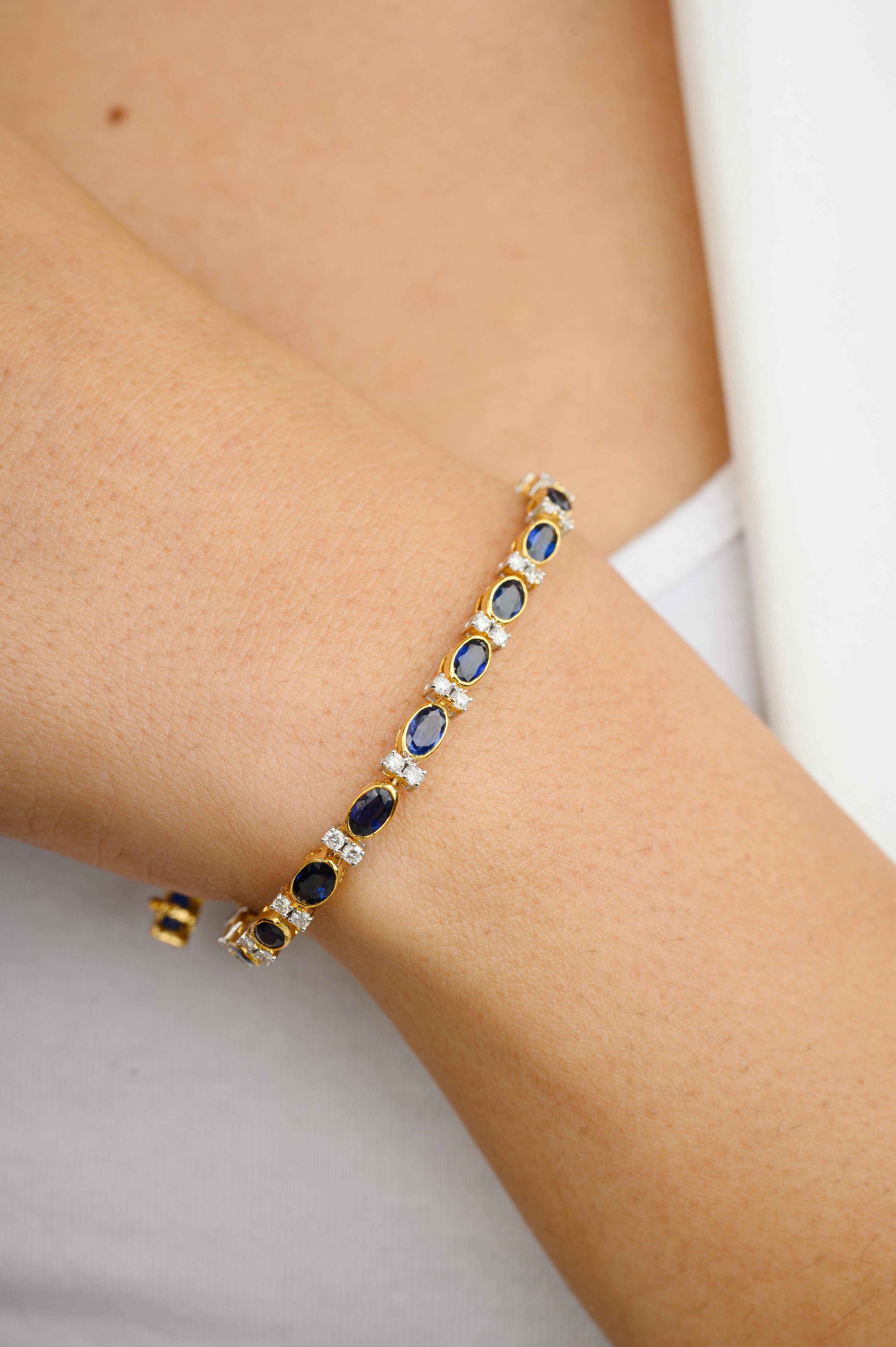 Ce bracelet de tennis de mariage en or 18 carats de 6,91 CTW Natural Blue Sapphire Diamond met en valeur un saphir bleu naturel de 6,91 carats et des diamants de 0,97 carats qui scintillent à l'infini. Il mesure 7.25 pouces de long. 
Le saphir