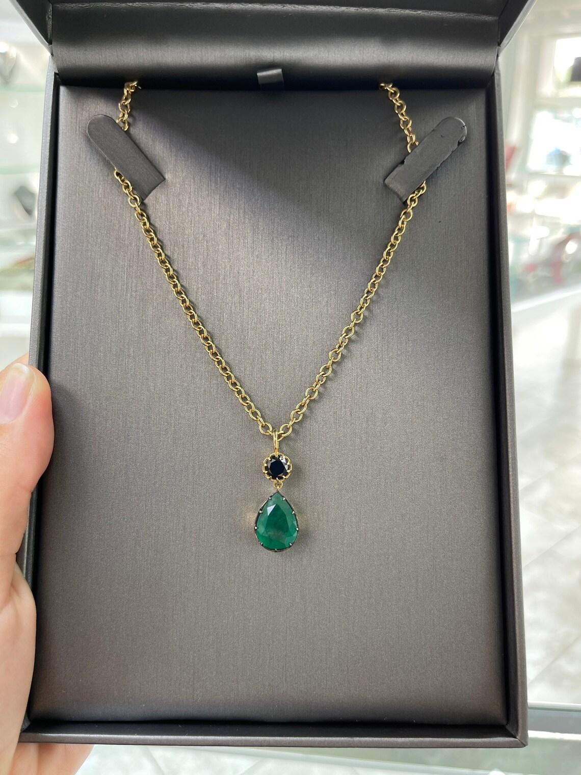 6,91ct 18K Kolumbianische Smaragd-Birnenschliff & Schwarzer Diamant Halskette (Moderne) im Angebot