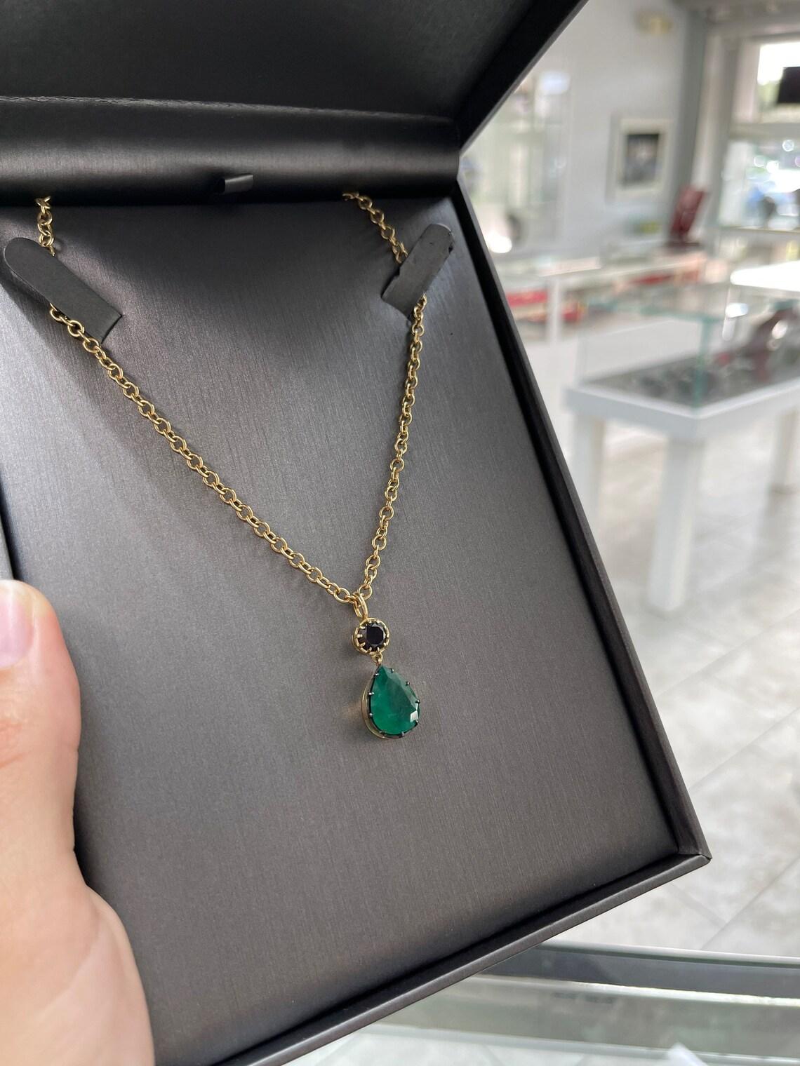 6,91ct 18K Kolumbianische Smaragd-Birnenschliff & Schwarzer Diamant Halskette im Zustand „Neu“ im Angebot in Jupiter, FL